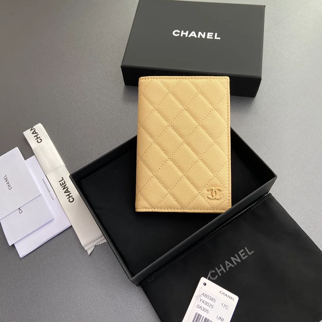 [Special grade hardware original leather] ¥280 Xiaoxiang passport holder series Quilted card holder with iconic metal logo Gold tone metal hardware, special Italian imported leather 4 card slots, 1 passport holder Number: 80385 Apricot ball light gold Size: w10×h15×d2cm