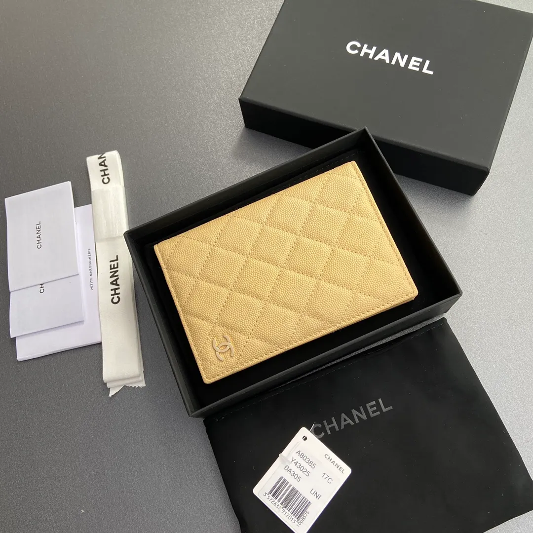 [Special grade hardware original leather] ¥280 Xiaoxiang passport holder series Quilted card holder with iconic metal logo Gold tone metal hardware, special Italian imported leather 4 card slots, 1 passport holder Number: 80385 Apricot ball light gold Size: w10×h15×d2cm