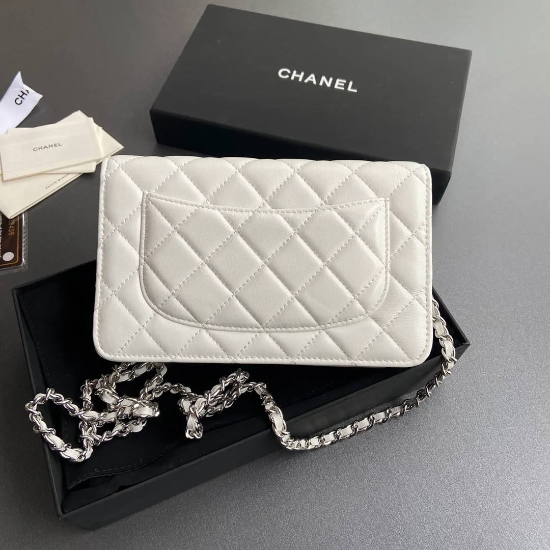 Xiaoxiang imported Italian lambskin Item No.: A33814 Price: 600 Size: w20×h13×d3.5cm Color: White lambskin silver steel mark