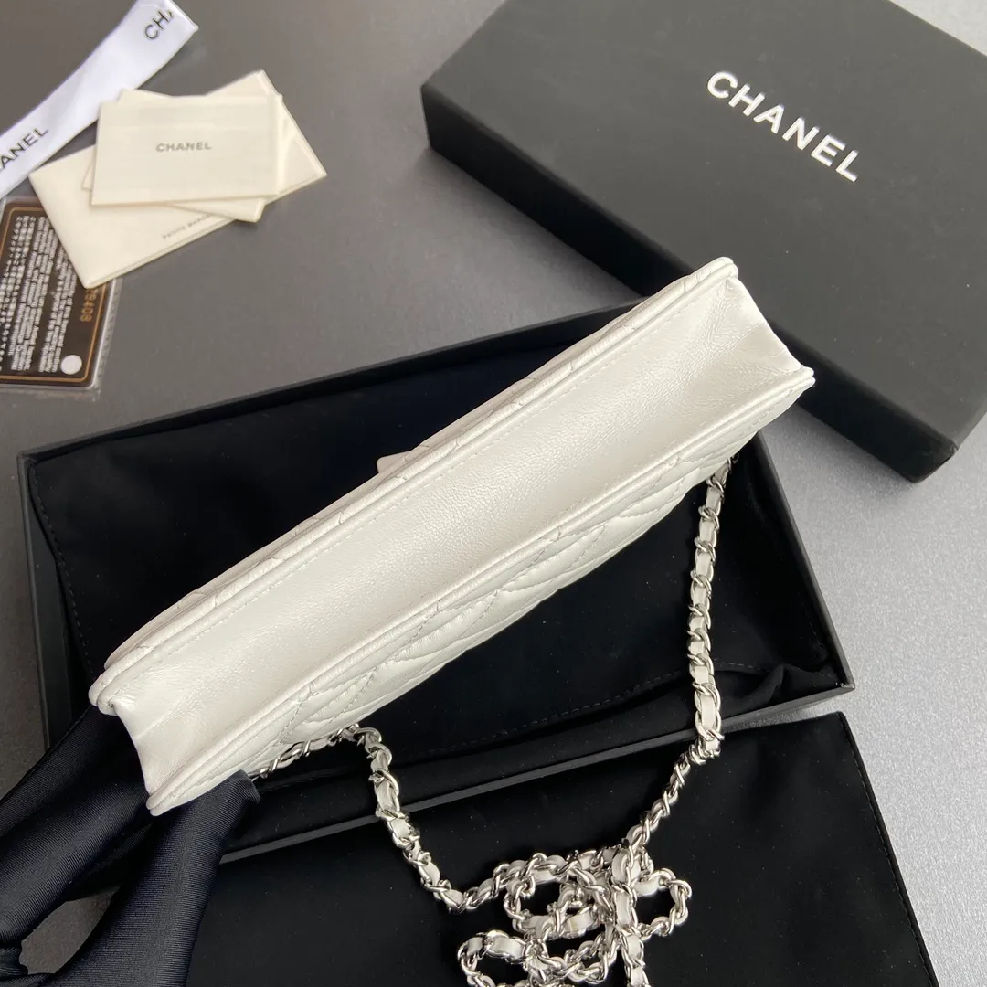 Xiaoxiang imported Italian lambskin Item No.: A33814 Price: 600 Size: w20×h13×d3.5cm Color: White lambskin silver steel mark
