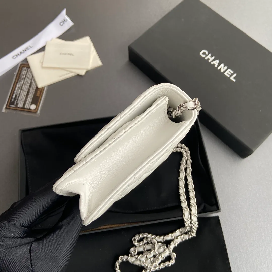 Xiaoxiang imported Italian lambskin Item No.: A33814 Price: 600 Size: w20×h13×d3.5cm Color: White lambskin silver steel mark