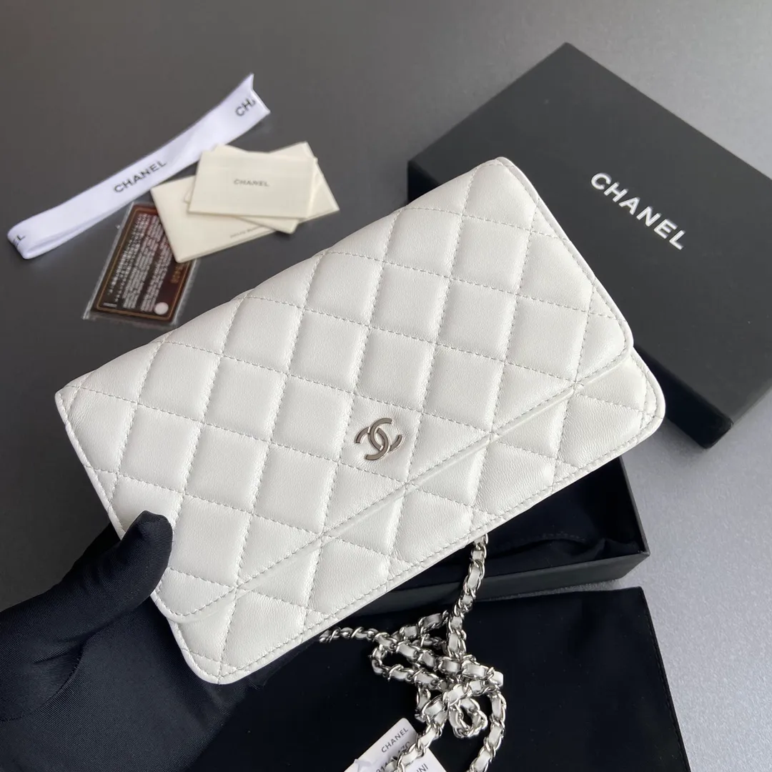 Xiaoxiang imported Italian lambskin Item No.: A33814 Price: 600 Size: w20×h13×d3.5cm Color: White lambskin silver steel mark