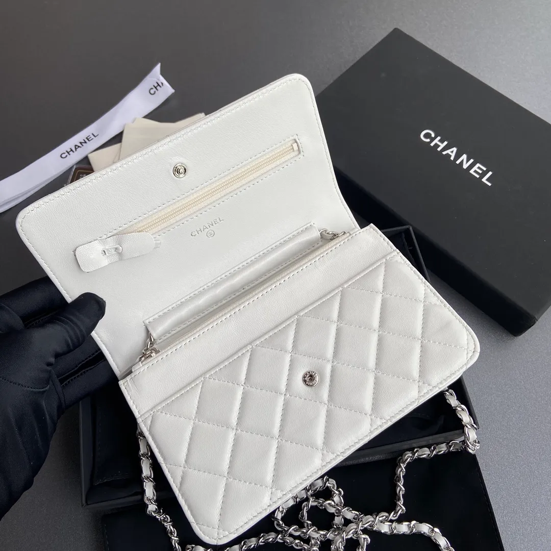 Xiaoxiang imported Italian lambskin Item No.: A33814 Price: 600 Size: w20×h13×d3.5cm Color: White lambskin silver steel mark