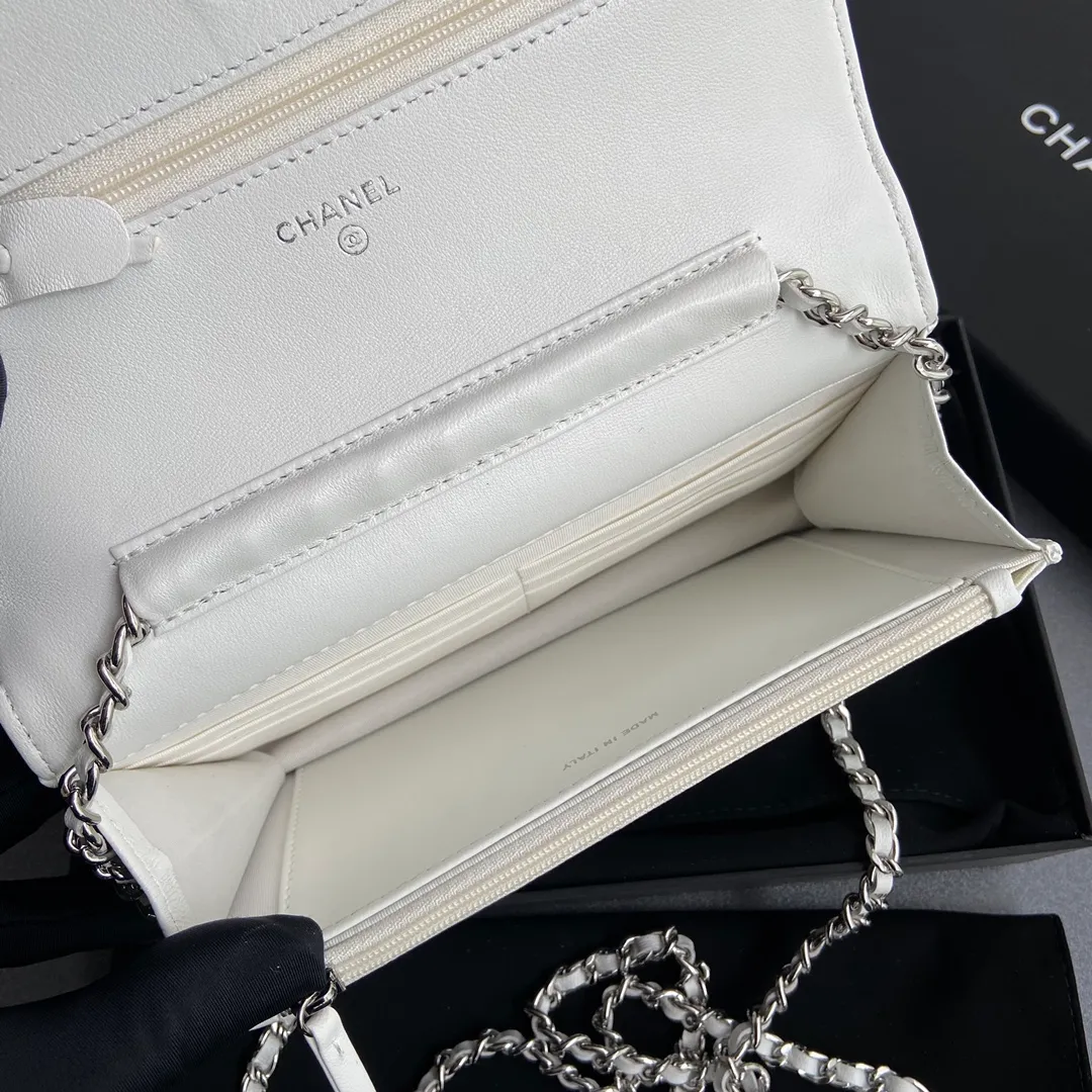 Xiaoxiang imported Italian lambskin Item No.: A33814 Price: 600 Size: w20×h13×d3.5cm Color: White lambskin silver steel mark