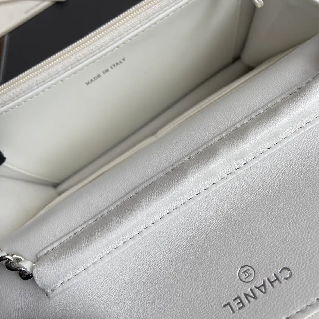Xiaoxiang imported Italian lambskin Item No.: A33814 Price: 600 Size: w20×h13×d3.5cm Color: White lambskin silver steel mark