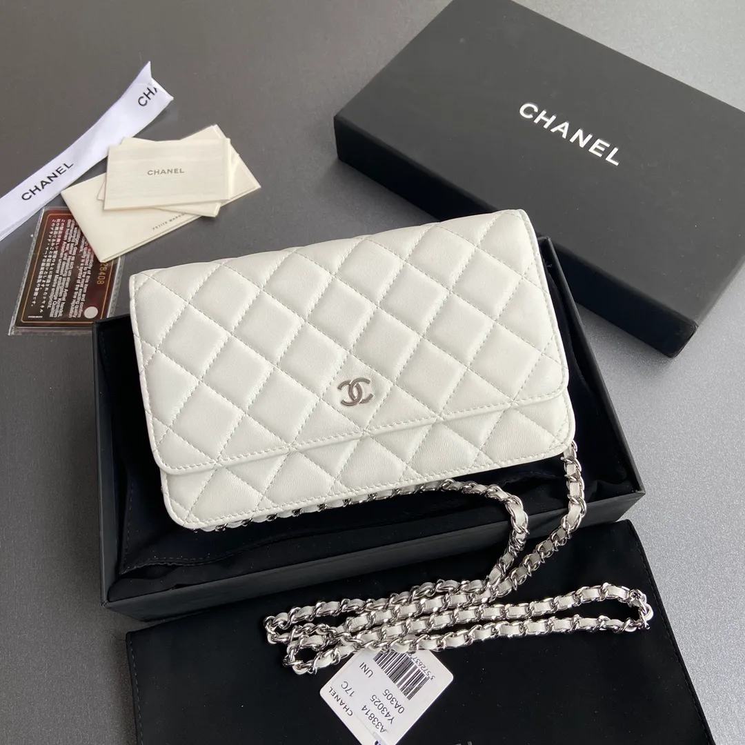 Xiaoxiang imported Italian lambskin Item No.: A33814 Price: 600 Size: w20×h13×d3.5cm Color: White lambskin silver steel mark