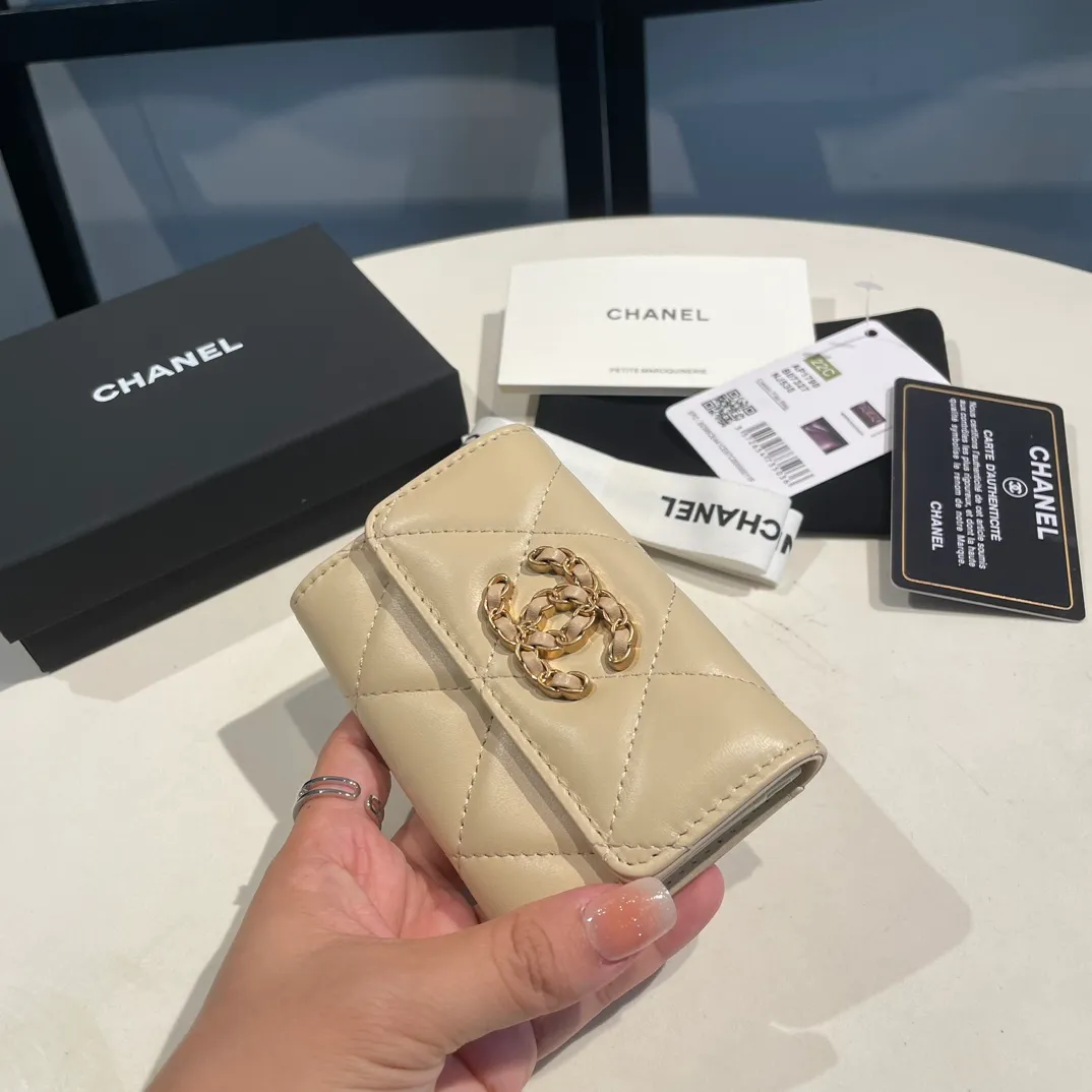 💰300😊Upgraded version💋🆕Ohanel new color🆕The latest hijab card holder, the texture of goatskin is invincible 😼The 19 series that is mainly promoted this season is the big rhombus, with a strong retro style👝Is there anyone who wants to buy each color🧸 The logo is eye-catching and unique, the goatskin has a faint luster, and the temperament instantly ups and downs❣The fashionable style and style are also co-created by Karl and Viard. The first series launched by the new artistic director will be a key recommendation of the brand from this year to next year, conveying the essence of the brand, with a full set of packaging 1790🍃size: 8.5*11cm