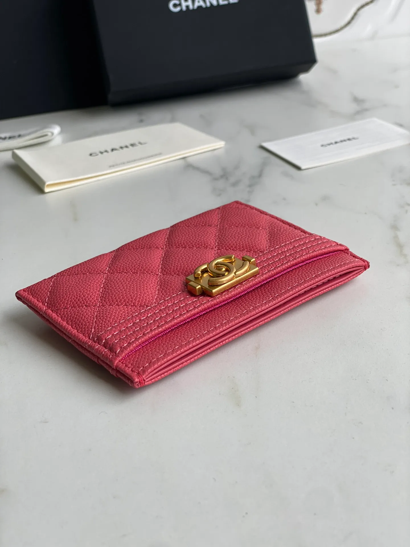 220💰[Original quality][With serial code] CHANEL’s new leboy card holder has arrived! The imported rhombus pattern is very attractive! The retro gilt buckle has an old-fashioned feel and is very fashionable and retro❤️This small card holder is very cost-effective and you can also put some change in the three card slots👍Model number: 84431 Size: 11×7.5×1cm