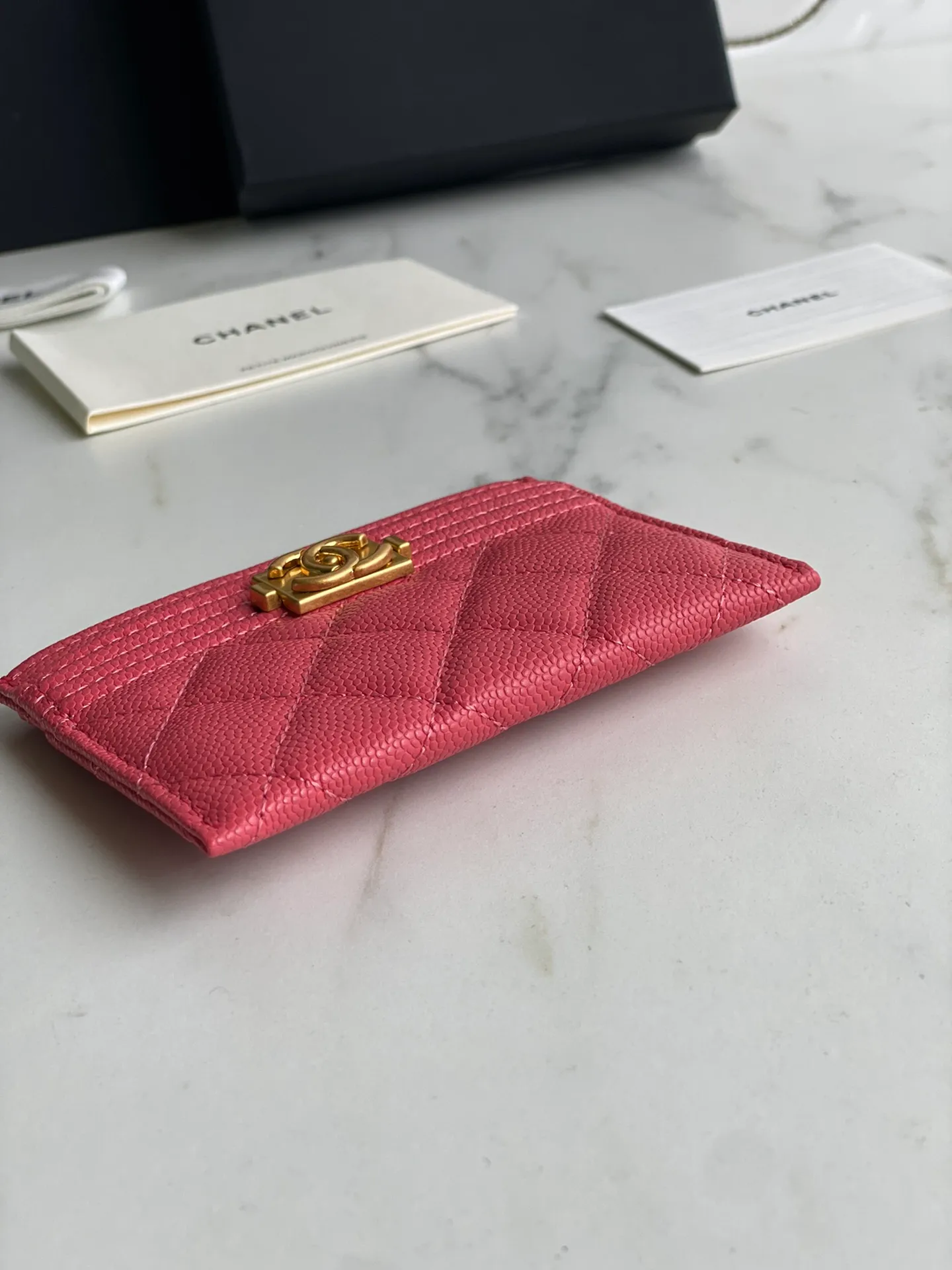 220💰[Original quality][With serial code] CHANEL’s new leboy card holder has arrived! The imported rhombus pattern is very attractive! The retro gilt buckle has an old-fashioned feel and is very fashionable and retro❤️This small card holder is very cost-effective and you can also put some change in the three card slots👍Model number: 84431 Size: 11×7.5×1cm