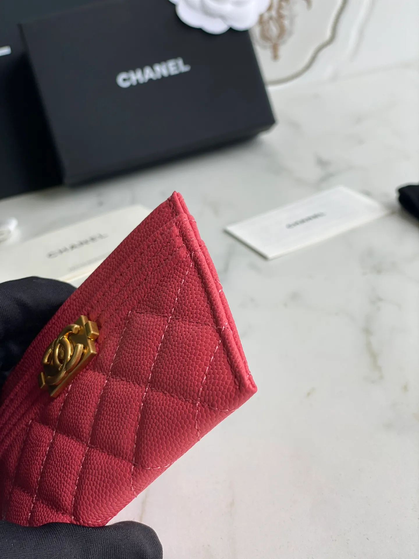220💰[Original quality][With serial code] CHANEL’s new leboy card holder has arrived! The imported rhombus pattern is very attractive! The retro gilt buckle has an old-fashioned feel and is very fashionable and retro❤️This small card holder is very cost-effective and you can also put some change in the three card slots👍Model number: 84431 Size: 11×7.5×1cm
