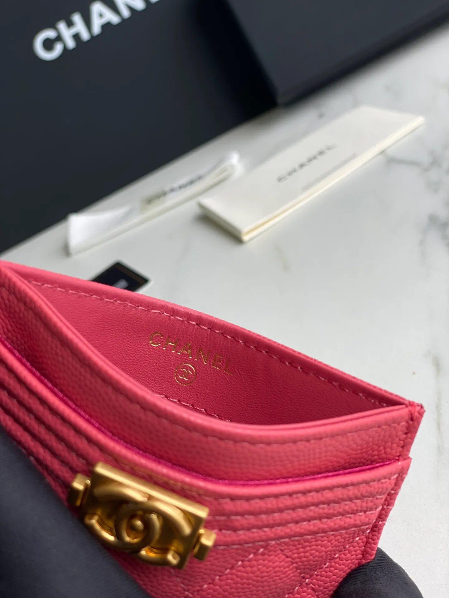220💰[Original quality][With serial code] CHANEL’s new leboy card holder has arrived! The imported rhombus pattern is very attractive! The retro gilt buckle has an old-fashioned feel and is very fashionable and retro❤️This small card holder is very cost-effective and you can also put some change in the three card slots👍Model number: 84431 Size: 11×7.5×1cm