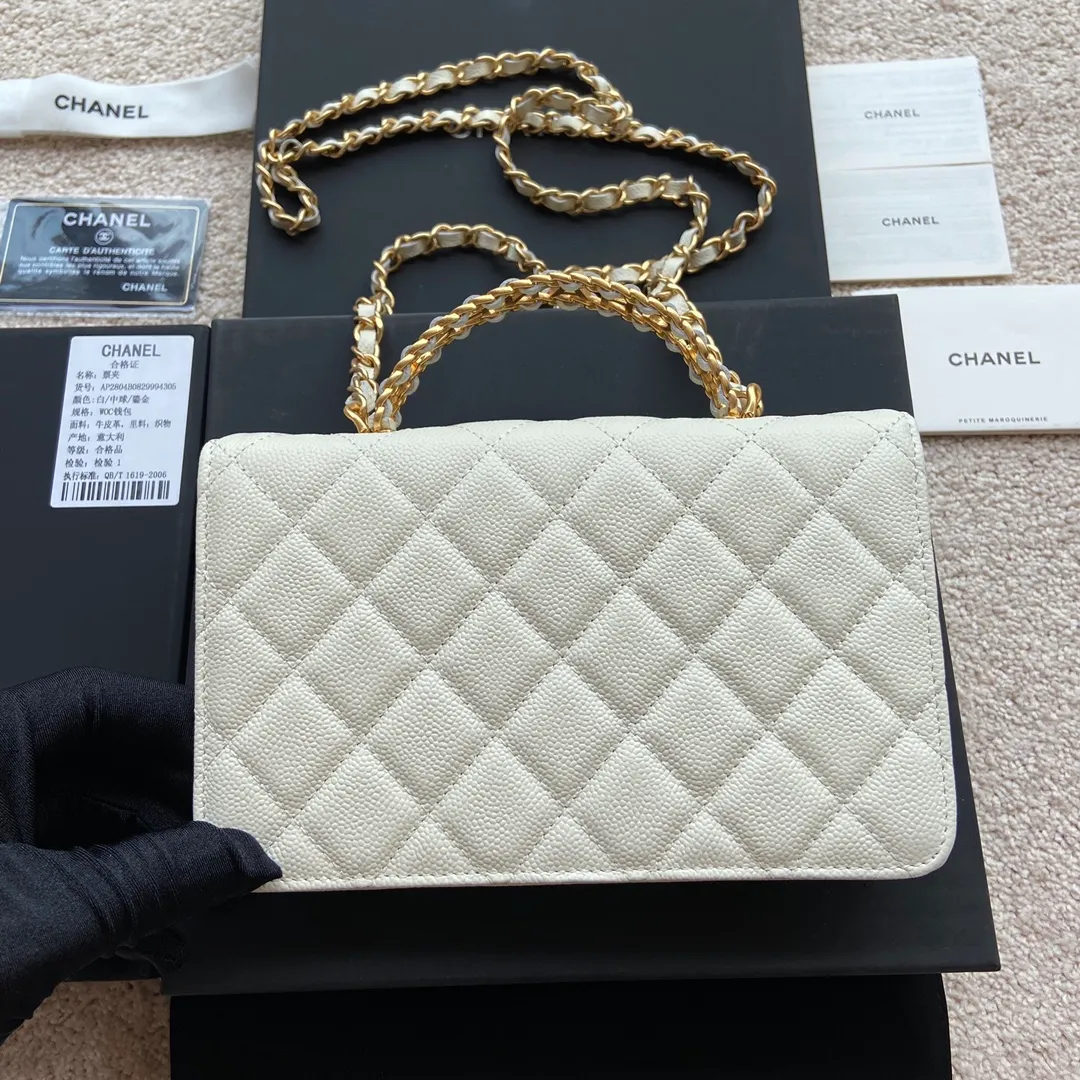Xiaoxiang imported Italian grained calfskin Item number: AP5608 Price: 960 Size: w20×h13×d3.5cm Color: White medium ball pattern gold steel mark
