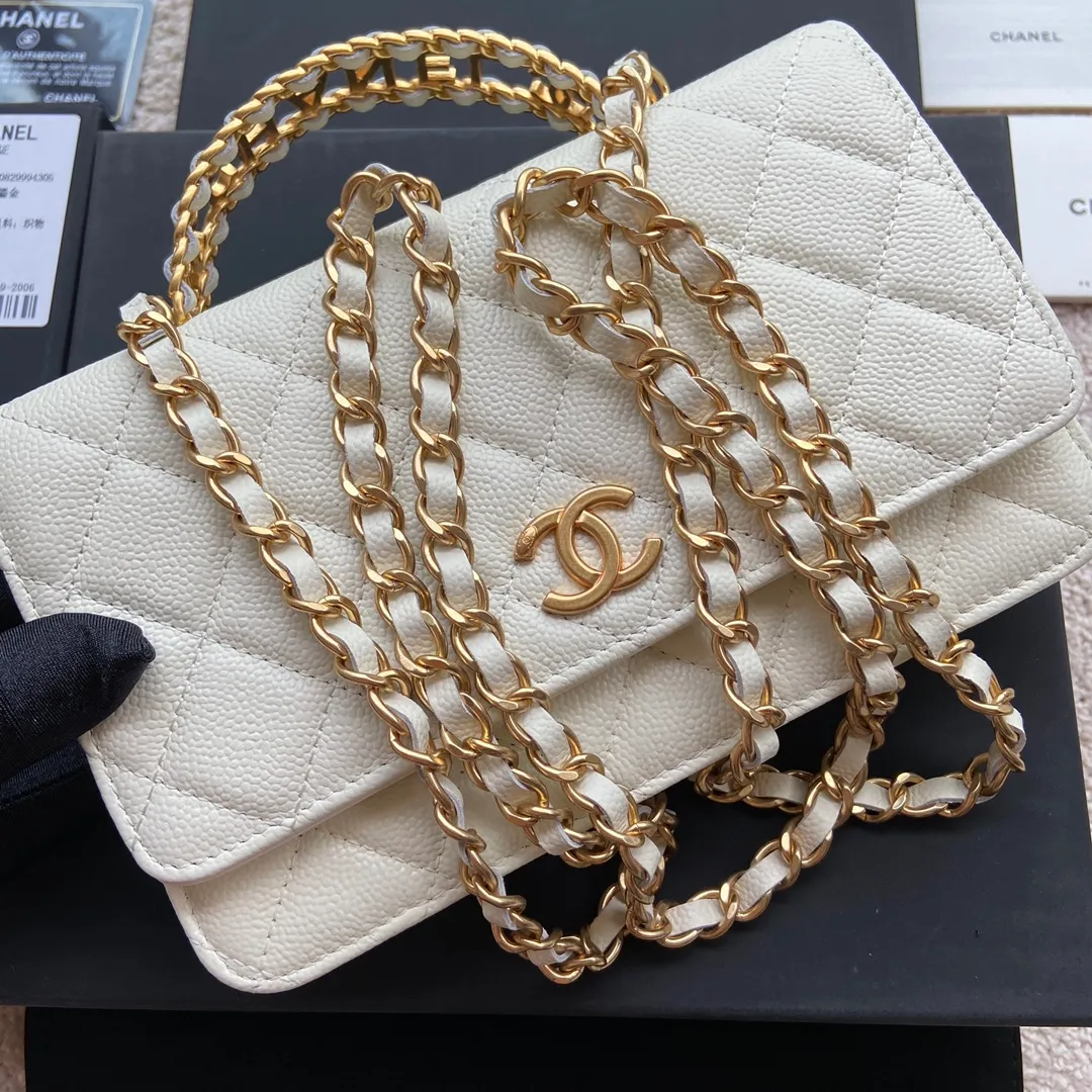 Xiaoxiang imported Italian grained calfskin Item number: AP5608 Price: 960 Size: w20×h13×d3.5cm Color: White medium ball pattern gold steel mark