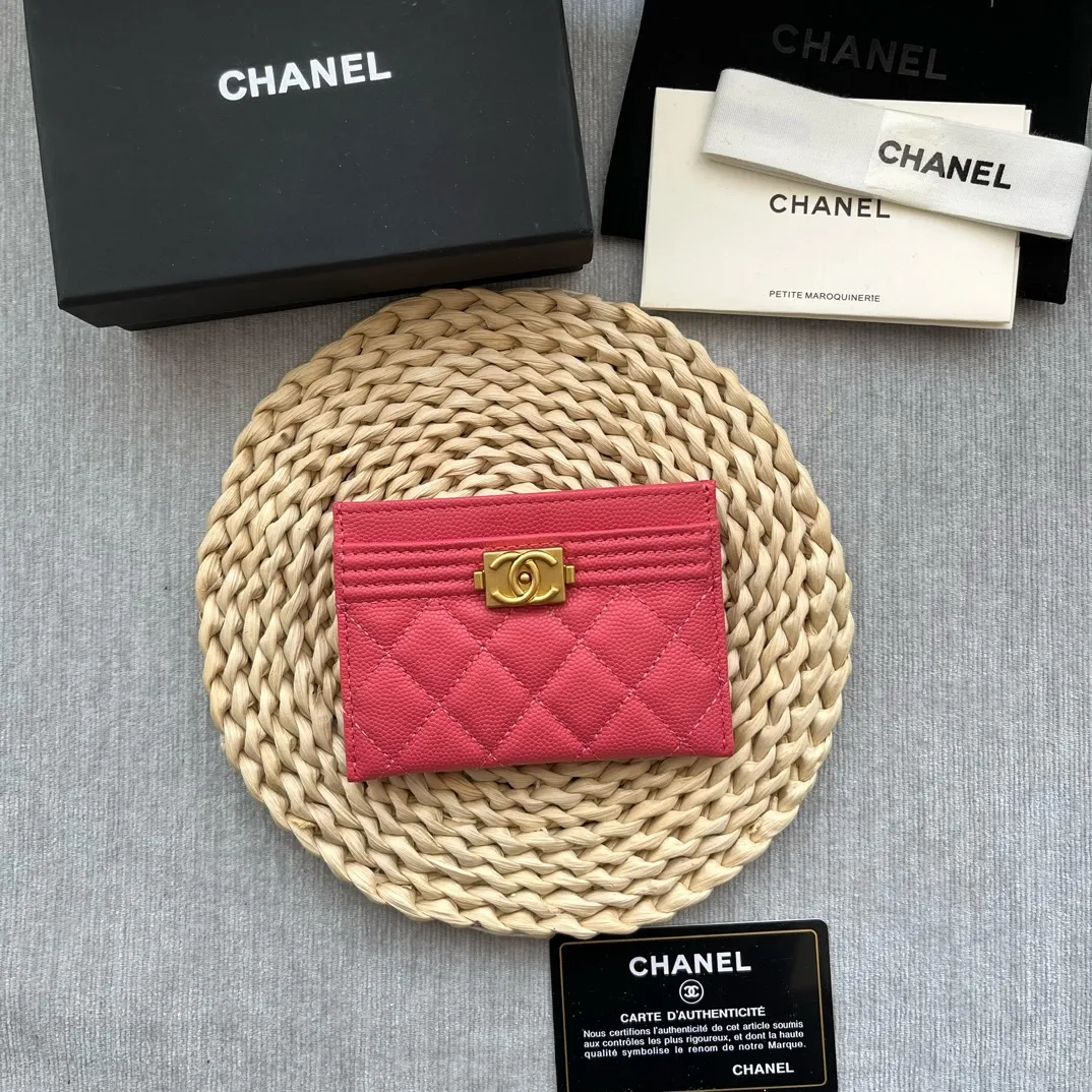 ¥220 [original quality] [with serial code] CHANEL’s new leboy card holder has arrived! The pebbled diamond pattern is very eye-catching! The retro gold buckle has an old-fashioned feel and is very fashionable and retro❤️This small card holder is very cost-effective, and you can also put some change in the three card slots👍Model number: 84431 Size: 11×7.5×1cm