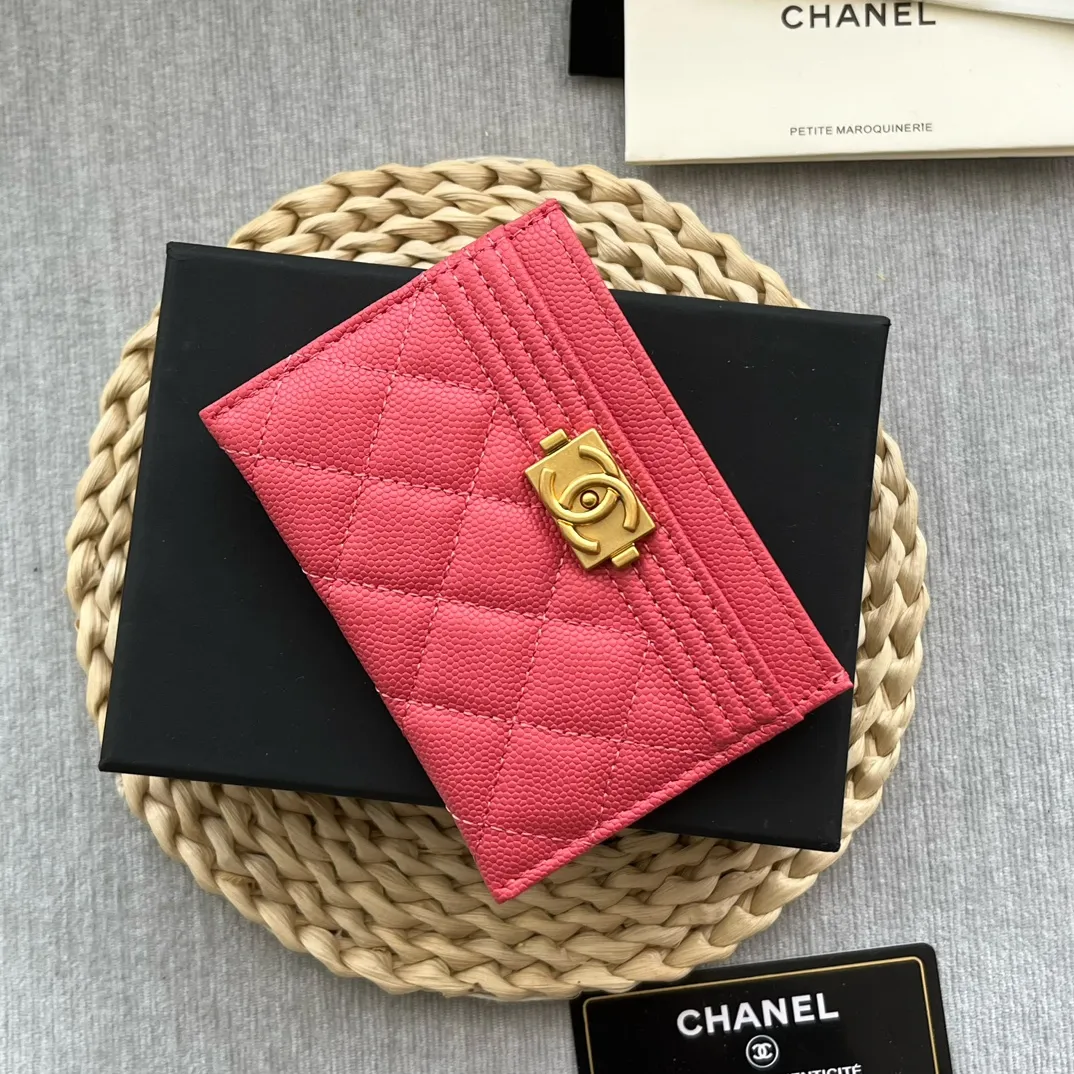 ¥220 [original quality] [with serial code] CHANEL’s new leboy card holder has arrived! The pebbled diamond pattern is very eye-catching! The retro gold buckle has an old-fashioned feel and is very fashionable and retro❤️This small card holder is very cost-effective, and you can also put some change in the three card slots👍Model number: 84431 Size: 11×7.5×1cm