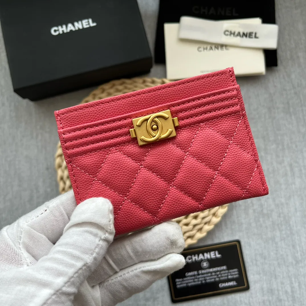¥220 [original quality] [with serial code] CHANEL’s new leboy card holder has arrived! The pebbled diamond pattern is very eye-catching! The retro gold buckle has an old-fashioned feel and is very fashionable and retro❤️This small card holder is very cost-effective, and you can also put some change in the three card slots👍Model number: 84431 Size: 11×7.5×1cm