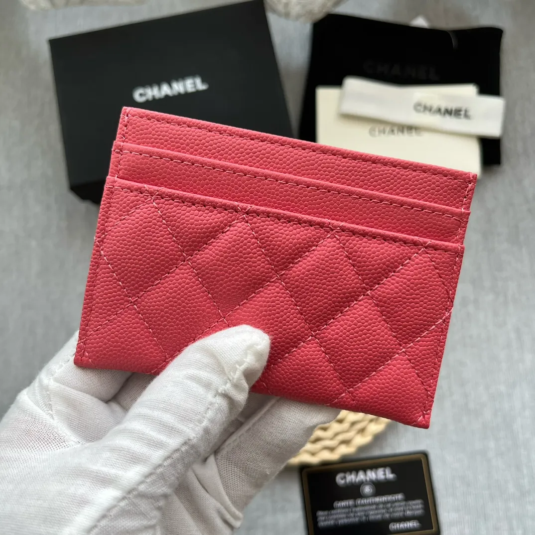 ¥220 [original quality] [with serial code] CHANEL’s new leboy card holder has arrived! The pebbled diamond pattern is very eye-catching! The retro gold buckle has an old-fashioned feel and is very fashionable and retro❤️This small card holder is very cost-effective, and you can also put some change in the three card slots👍Model number: 84431 Size: 11×7.5×1cm