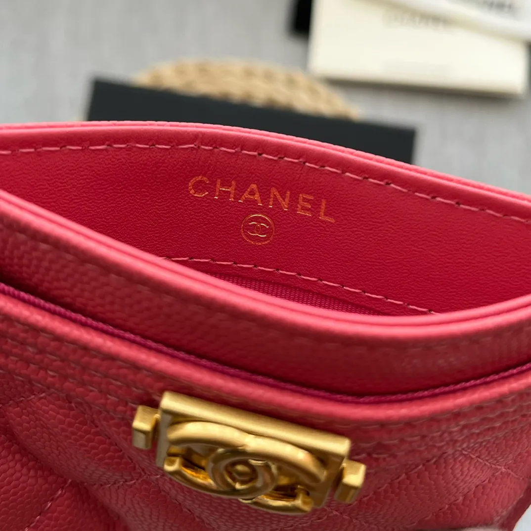 ¥220 [original quality] [with serial code] CHANEL’s new leboy card holder has arrived! The pebbled diamond pattern is very eye-catching! The retro gold buckle has an old-fashioned feel and is very fashionable and retro❤️This small card holder is very cost-effective, and you can also put some change in the three card slots👍Model number: 84431 Size: 11×7.5×1cm