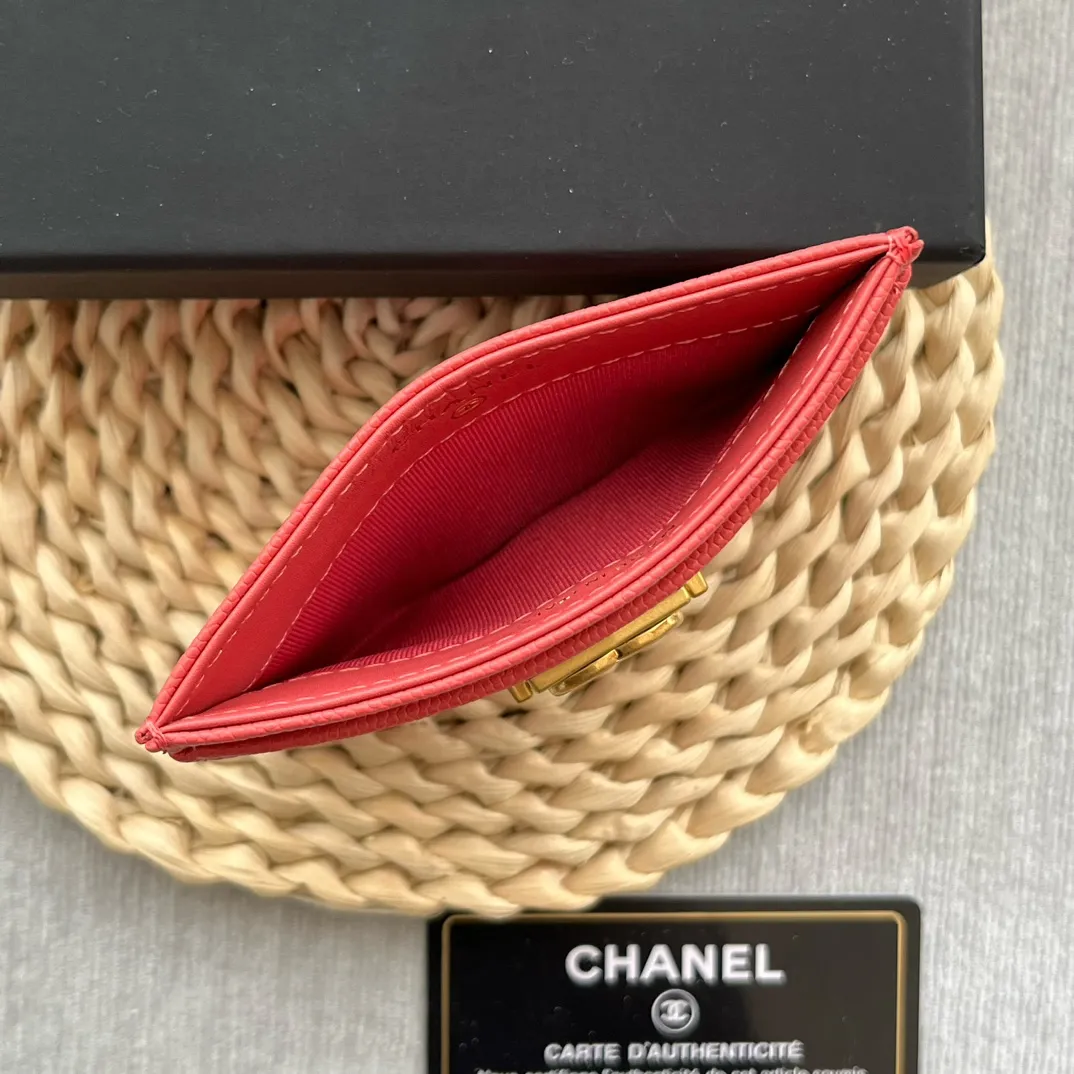 ¥220 [original quality] [with serial code] CHANEL’s new leboy card holder has arrived! The pebbled diamond pattern is very eye-catching! The retro gold buckle has an old-fashioned feel and is very fashionable and retro❤️This small card holder is very cost-effective, and you can also put some change in the three card slots👍Model number: 84431 Size: 11×7.5×1cm