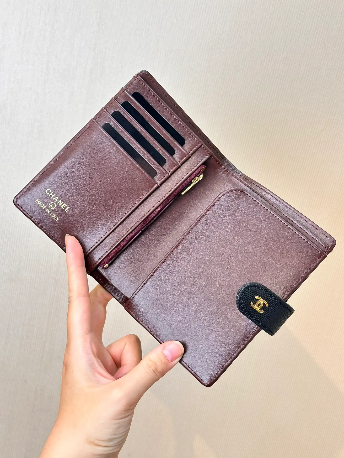96066 The interior is made of burgundy calfskin. The leather has its own luster, and the texture is clear and delicate. It has various card slots on the side and an anti-counterfeiting code design on the inside.
