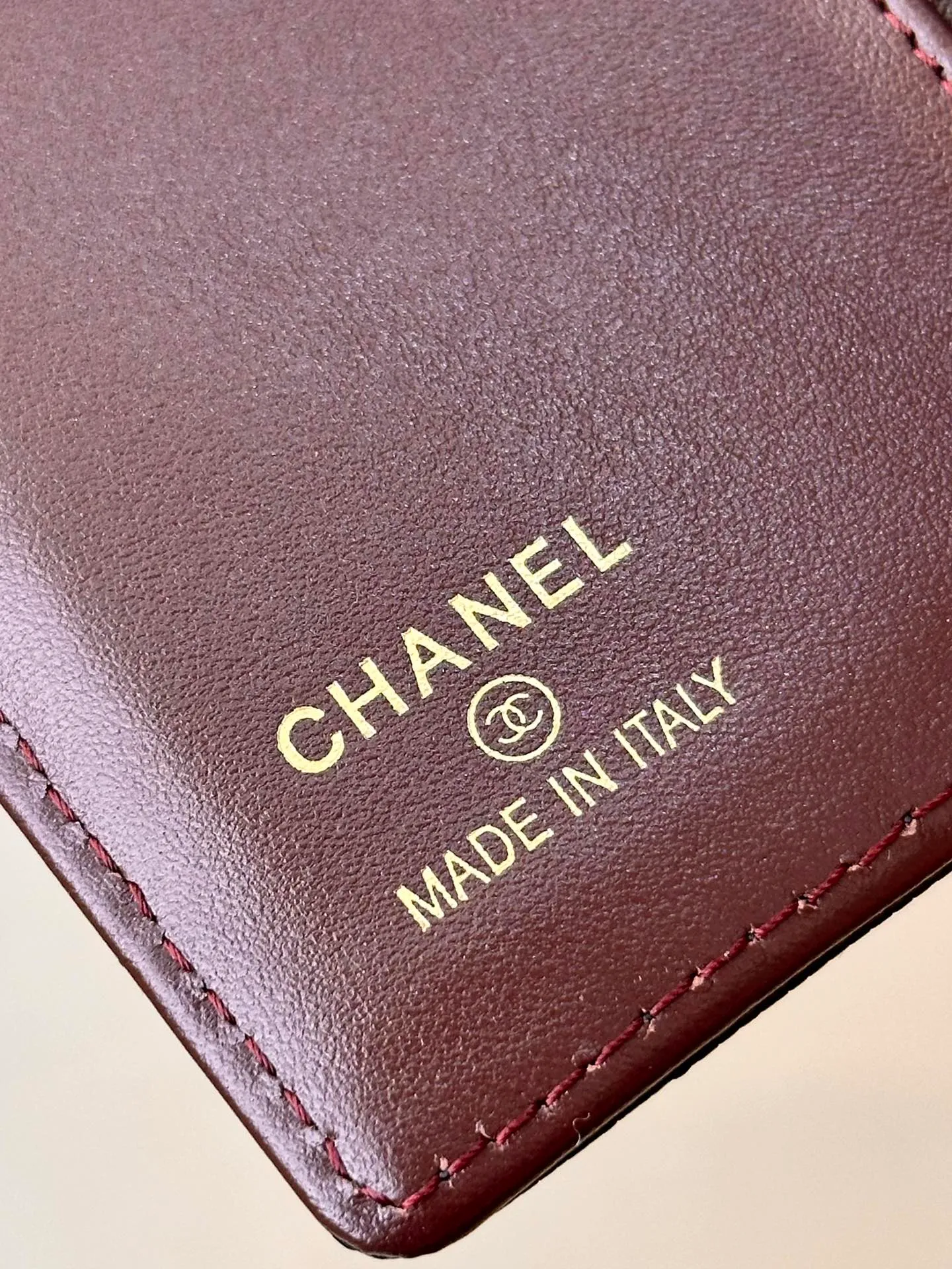 96066 The interior is made of burgundy calfskin. The leather has its own luster, and the texture is clear and delicate. It has various card slots on the side and an anti-counterfeiting code design on the inside.
