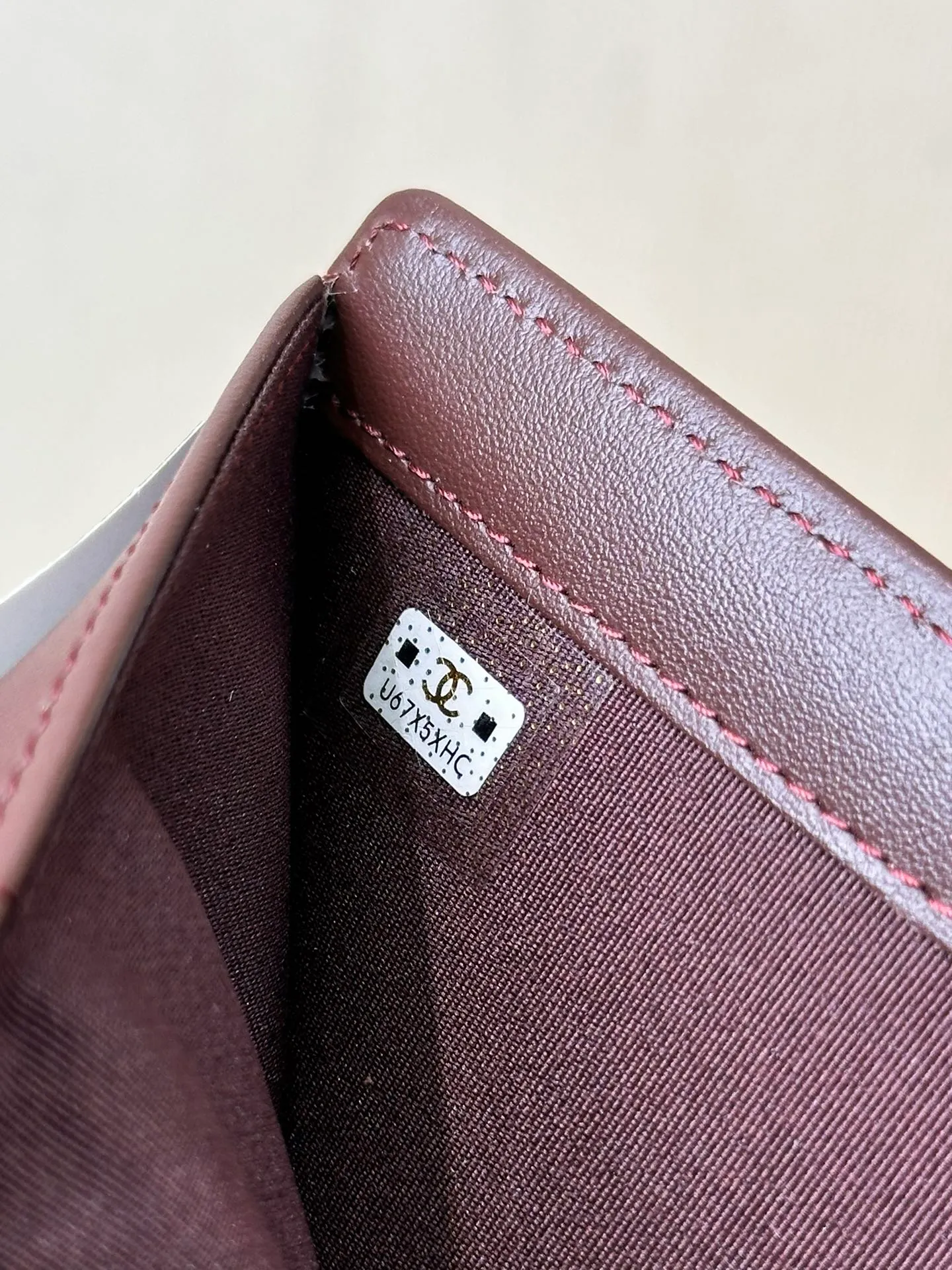 96066 The interior is made of burgundy calfskin. The leather has its own luster, and the texture is clear and delicate. It has various card slots on the side and an anti-counterfeiting code design on the inside.