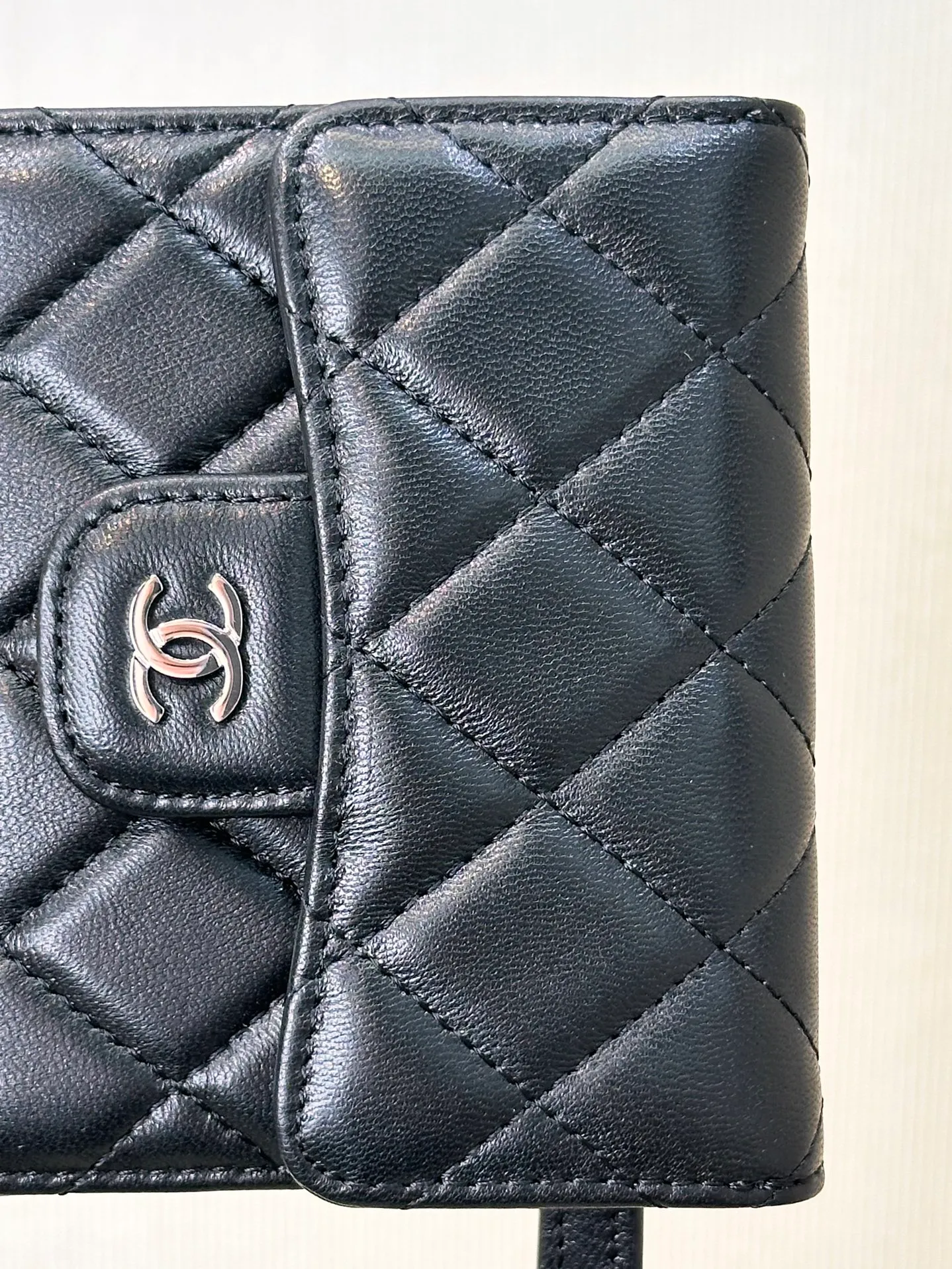 82288 black silver sheepskin CF