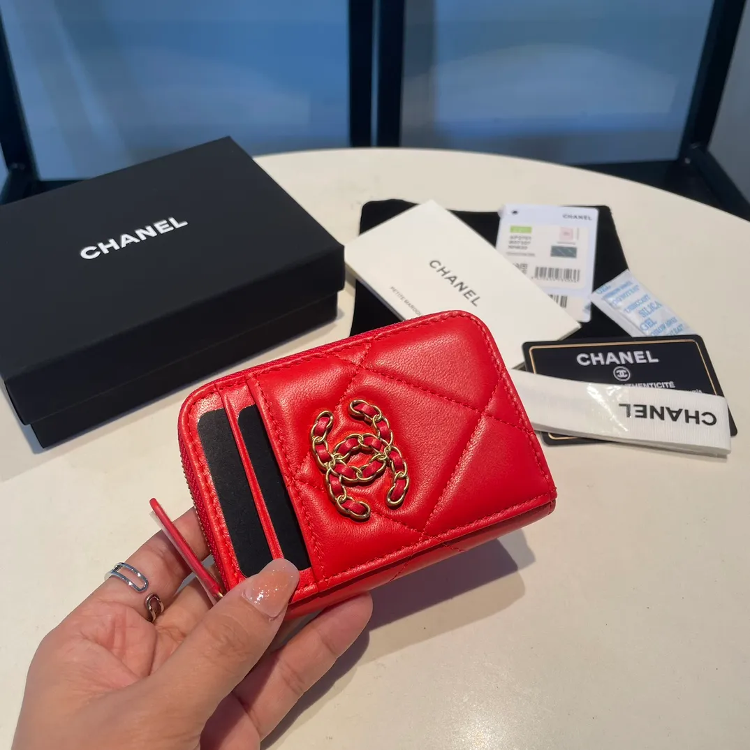 💰320😊Upgraded version💋🆕Ohanel new color🆕The latest zipper card holder with multiple card slots. The texture of goatskin is unparalleled. 😼The 19 series that is mainly recommended this season is a big rhombus with a strong retro style. I want to buy every color🧸 The logo is eye-catching and unique, the goatskin has a faint luster, and the temperament instantly ups and downs❣The fashionable style and style are also jointly created by Karl and Viard. The first series launched by the new artistic director will be a key recommendation of the brand from this year to next year, conveying the essence of the brand, with a full set of packaging 2701🍃size: 7.5*11cm