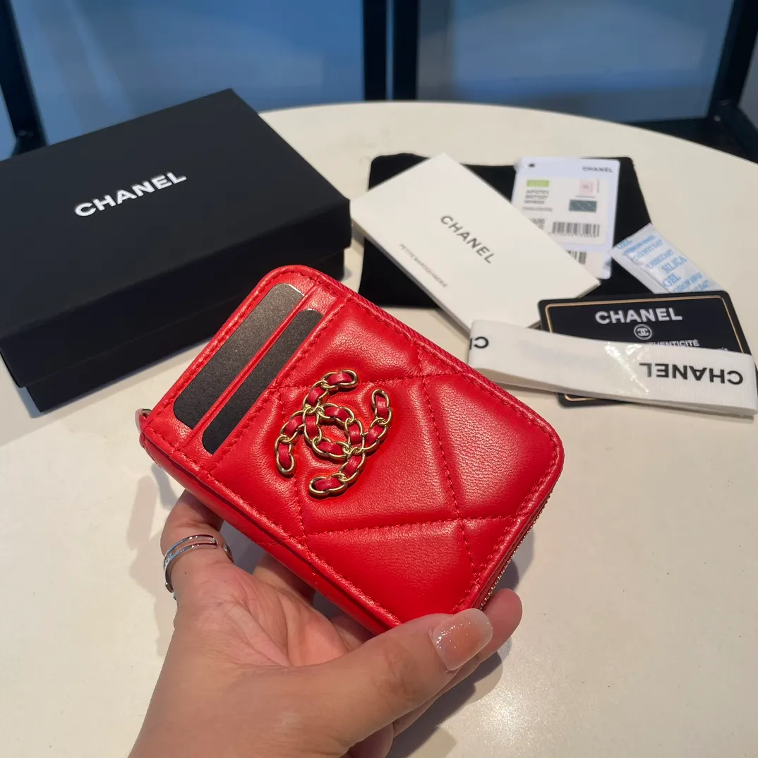 💰320😊Upgraded version💋🆕Ohanel new color🆕The latest zipper card holder with multiple card slots. The texture of goatskin is unparalleled. 😼The 19 series that is mainly recommended this season is a big rhombus with a strong retro style. I want to buy every color🧸 The logo is eye-catching and unique, the goatskin has a faint luster, and the temperament instantly ups and downs❣The fashionable style and style are also jointly created by Karl and Viard. The first series launched by the new artistic director will be a key recommendation of the brand from this year to next year, conveying the essence of the brand, with a full set of packaging 2701🍃size: 7.5*11cm