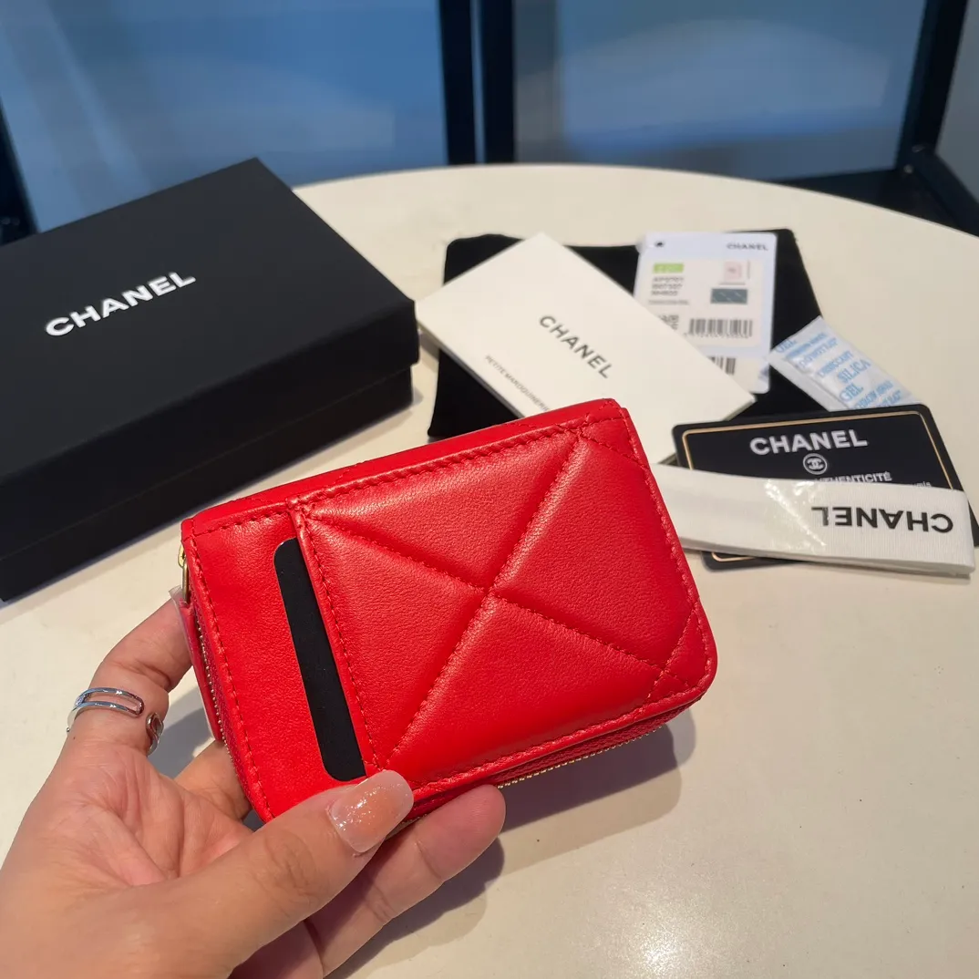 💰320😊Upgraded version💋🆕Ohanel new color🆕The latest zipper card holder with multiple card slots. The texture of goatskin is unparalleled. 😼The 19 series that is mainly recommended this season is a big rhombus with a strong retro style. I want to buy every color🧸 The logo is eye-catching and unique, the goatskin has a faint luster, and the temperament instantly ups and downs❣The fashionable style and style are also jointly created by Karl and Viard. The first series launched by the new artistic director will be a key recommendation of the brand from this year to next year, conveying the essence of the brand, with a full set of packaging 2701🍃size: 7.5*11cm