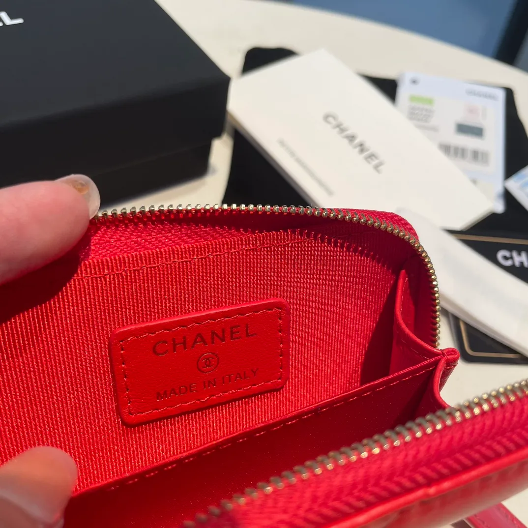 💰320😊Upgraded version💋🆕Ohanel new color🆕The latest zipper card holder with multiple card slots. The texture of goatskin is unparalleled. 😼The 19 series that is mainly recommended this season is a big rhombus with a strong retro style. I want to buy every color🧸 The logo is eye-catching and unique, the goatskin has a faint luster, and the temperament instantly ups and downs❣The fashionable style and style are also jointly created by Karl and Viard. The first series launched by the new artistic director will be a key recommendation of the brand from this year to next year, conveying the essence of the brand, with a full set of packaging 2701🍃size: 7.5*11cm