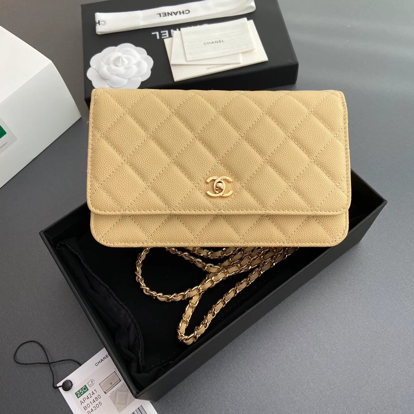 Xiaoxiang imported Italian lambskin [upgraded version] Item number: AP8482 💰700 Size: w20×h13×d3.5cm Color: apricot fine ball pattern golden steel mark