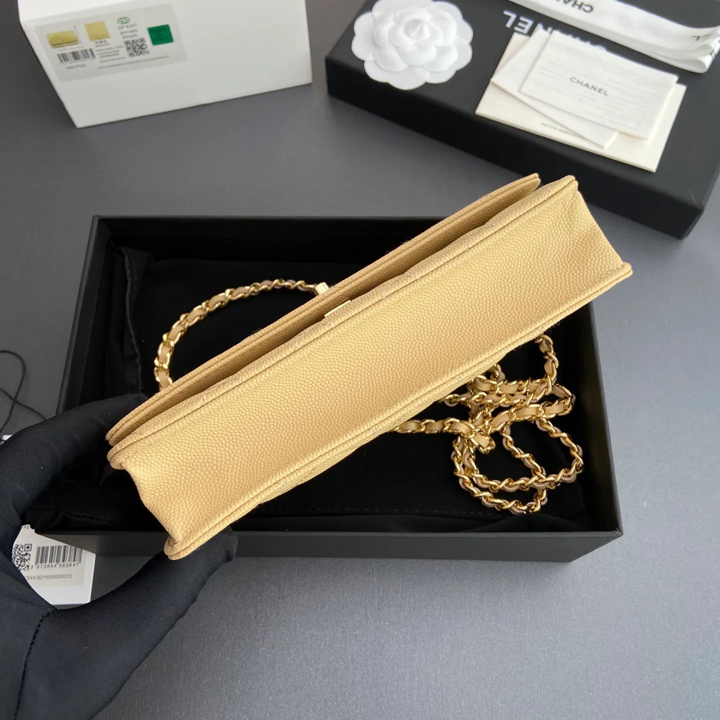Xiaoxiang imported Italian lambskin [upgraded version] Item number: AP8482 💰700 Size: w20×h13×d3.5cm Color: apricot fine ball pattern golden steel mark