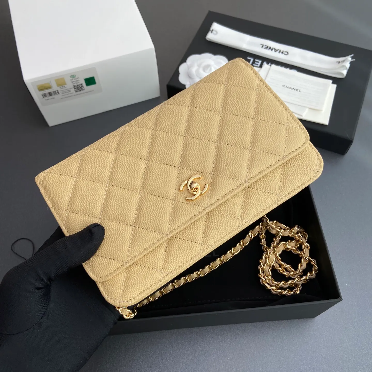 Xiaoxiang imported Italian lambskin [upgraded version] Item number: AP8482 💰700 Size: w20×h13×d3.5cm Color: apricot fine ball pattern golden steel mark