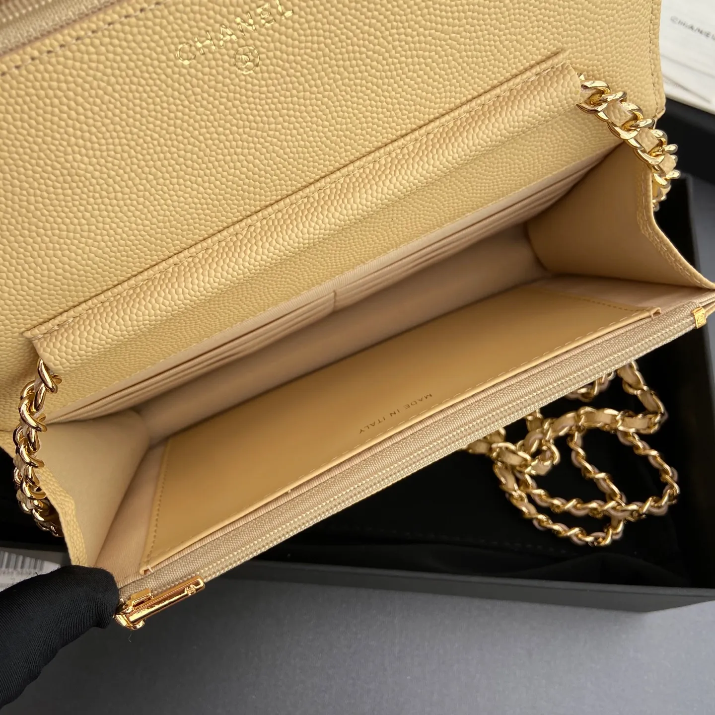 Xiaoxiang imported Italian lambskin [upgraded version] Item number: AP8482 💰700 Size: w20×h13×d3.5cm Color: apricot fine ball pattern golden steel mark