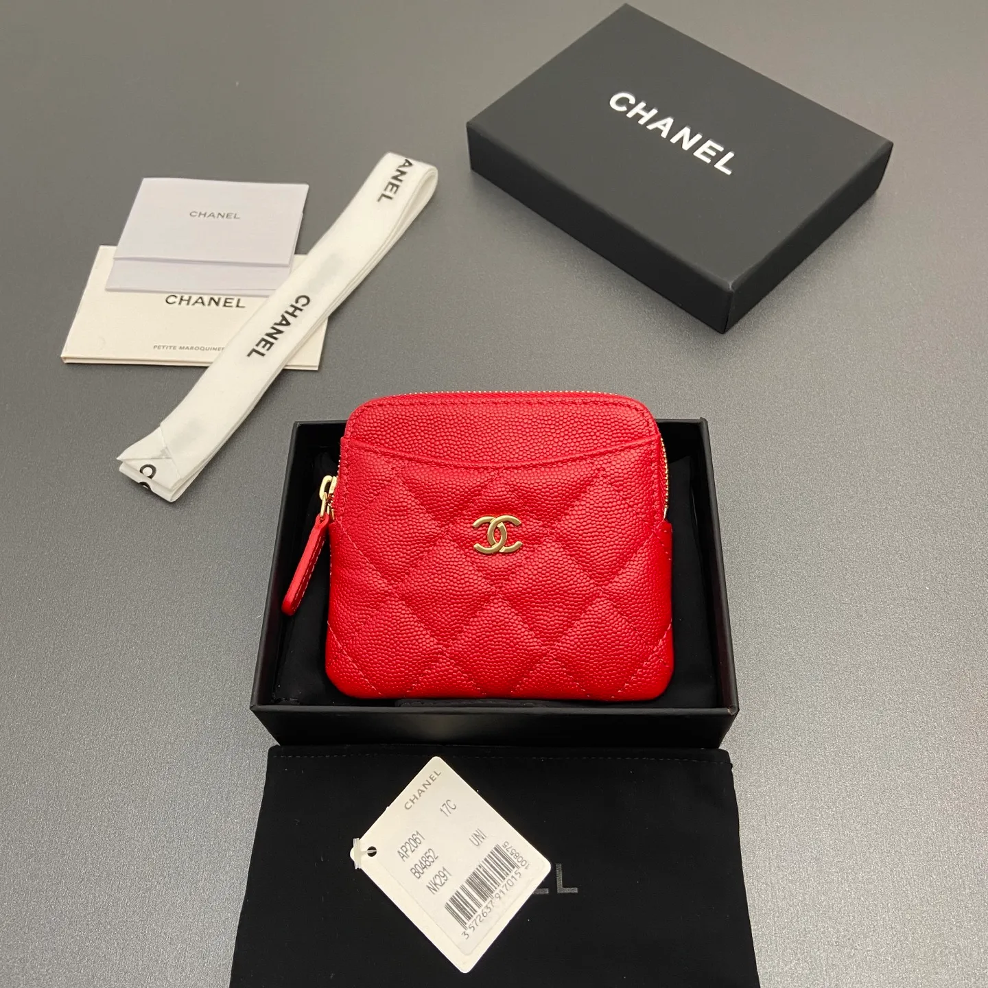 [Special grade hardware original leather] ¥380 Xiaoxiang small zipper bag card holder series Quilted card holder/wallet with iconic metal logo Gold tone metal hardware, special Italian imported leather 5 card slots, 1 small zipper bag No.: 2061 Big red thin ball light gold hardware Size: w11.5×h10×d2cm