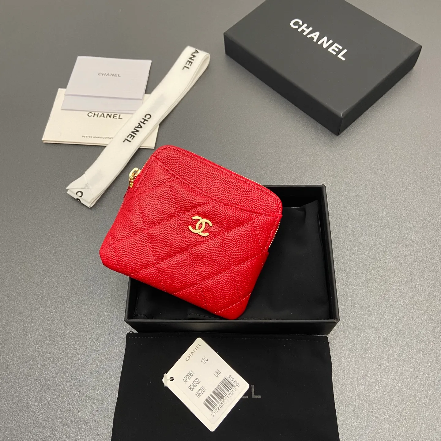 [Special grade hardware original leather] ¥380 Xiaoxiang small zipper bag card holder series Quilted card holder/wallet with iconic metal logo Gold tone metal hardware, special Italian imported leather 5 card slots, 1 small zipper bag No.: 2061 Big red thin ball light gold hardware Size: w11.5×h10×d2cm