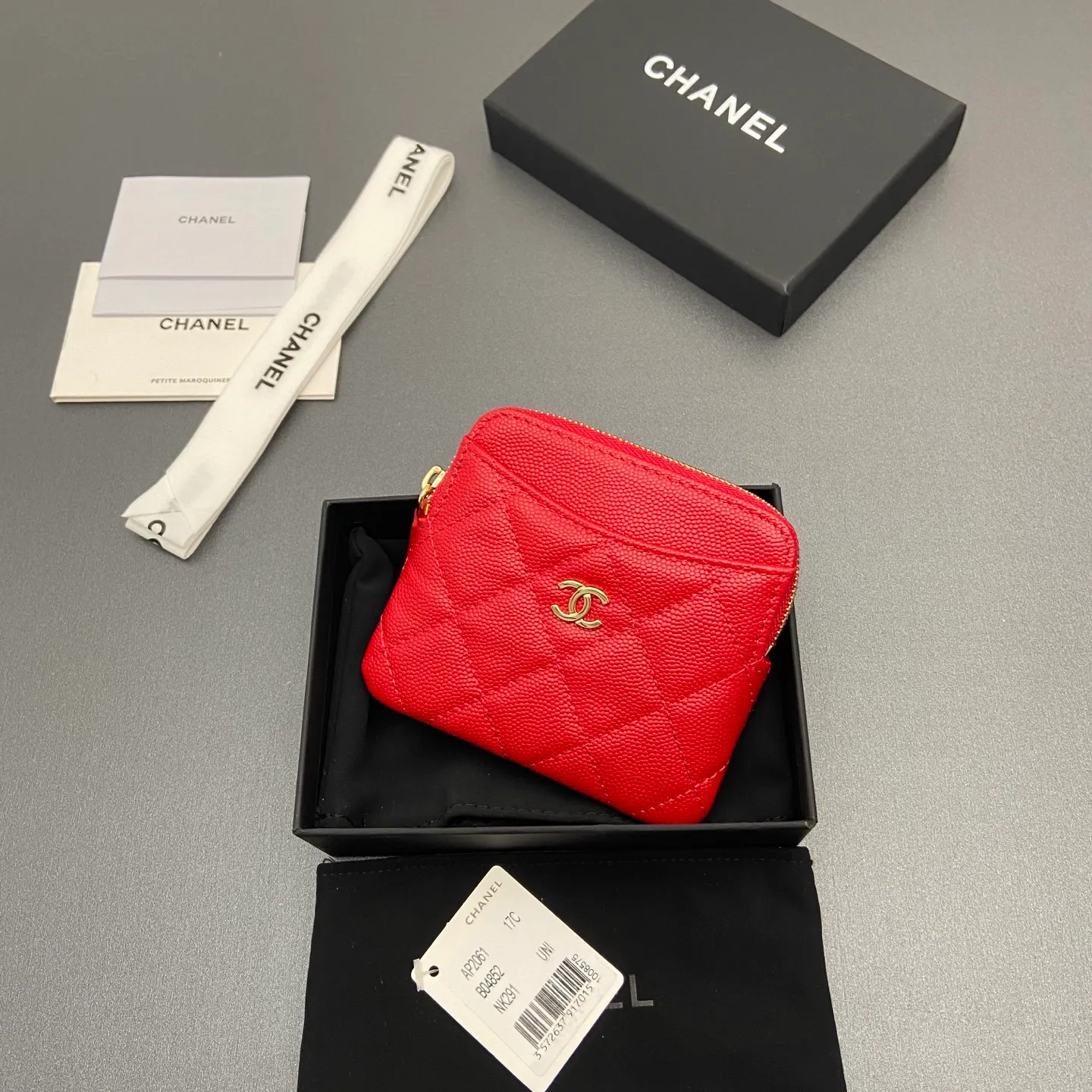 [Special grade hardware original leather] ¥380 Xiaoxiang small zipper bag card holder series Quilted card holder/wallet with iconic metal logo Gold tone metal hardware, special Italian imported leather 5 card slots, 1 small zipper bag No.: 2061 Big red thin ball light gold hardware Size: w11.5×h10×d2cm