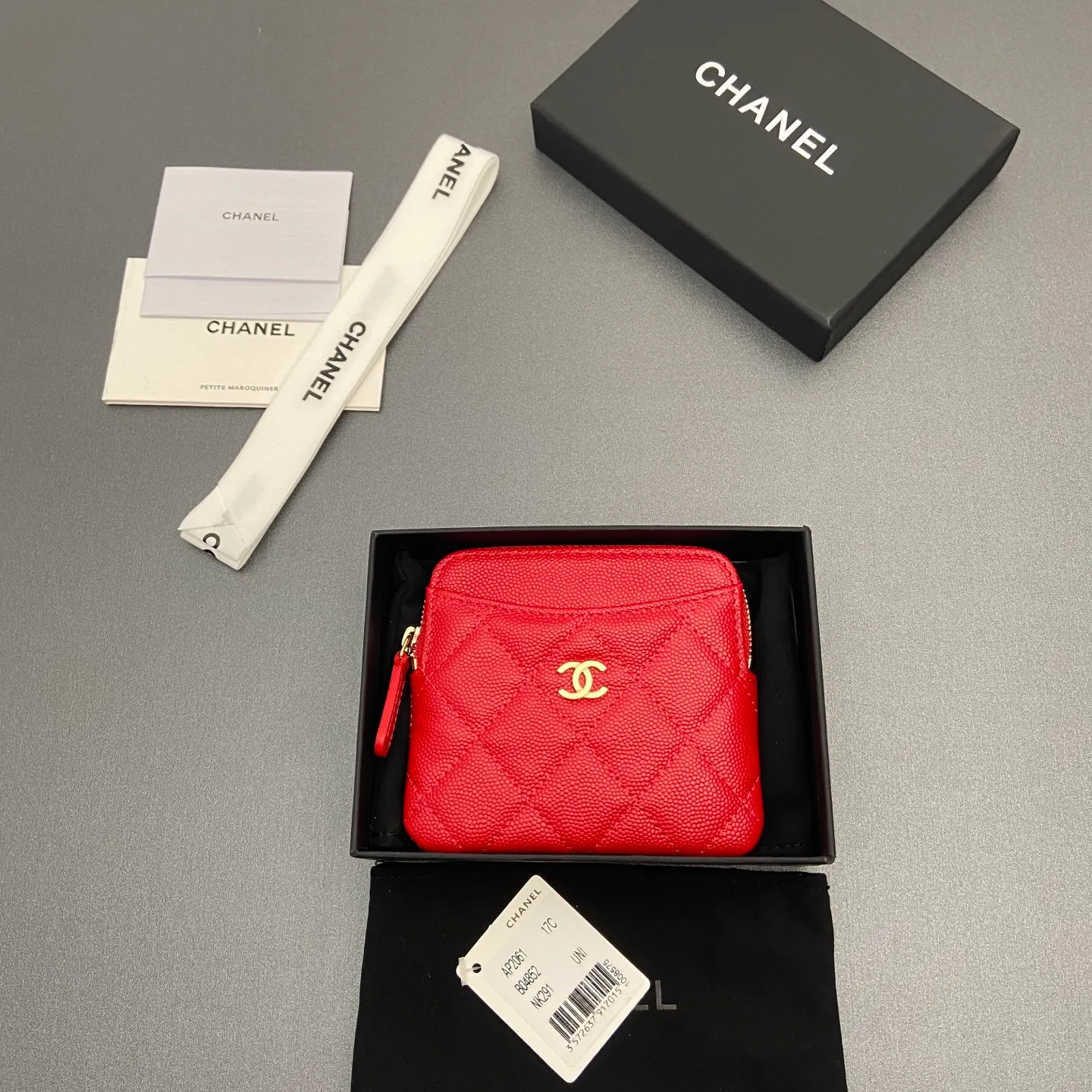 [Special grade hardware original leather] ¥380 Xiaoxiang small zipper bag card holder series Quilted card holder/wallet with iconic metal logo Gold tone metal hardware, special Italian imported leather 5 card slots, 1 small zipper bag No.: 2061 Big red thin ball light gold hardware Size: w11.5×h10×d2cm
