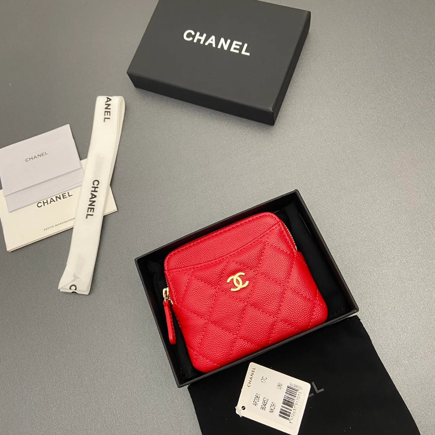 [Special grade hardware original leather] ¥380 Xiaoxiang small zipper bag card holder series Quilted card holder/wallet with iconic metal logo Gold tone metal hardware, special Italian imported leather 5 card slots, 1 small zipper bag No.: 2061 Big red thin ball light gold hardware Size: w11.5×h10×d2cm