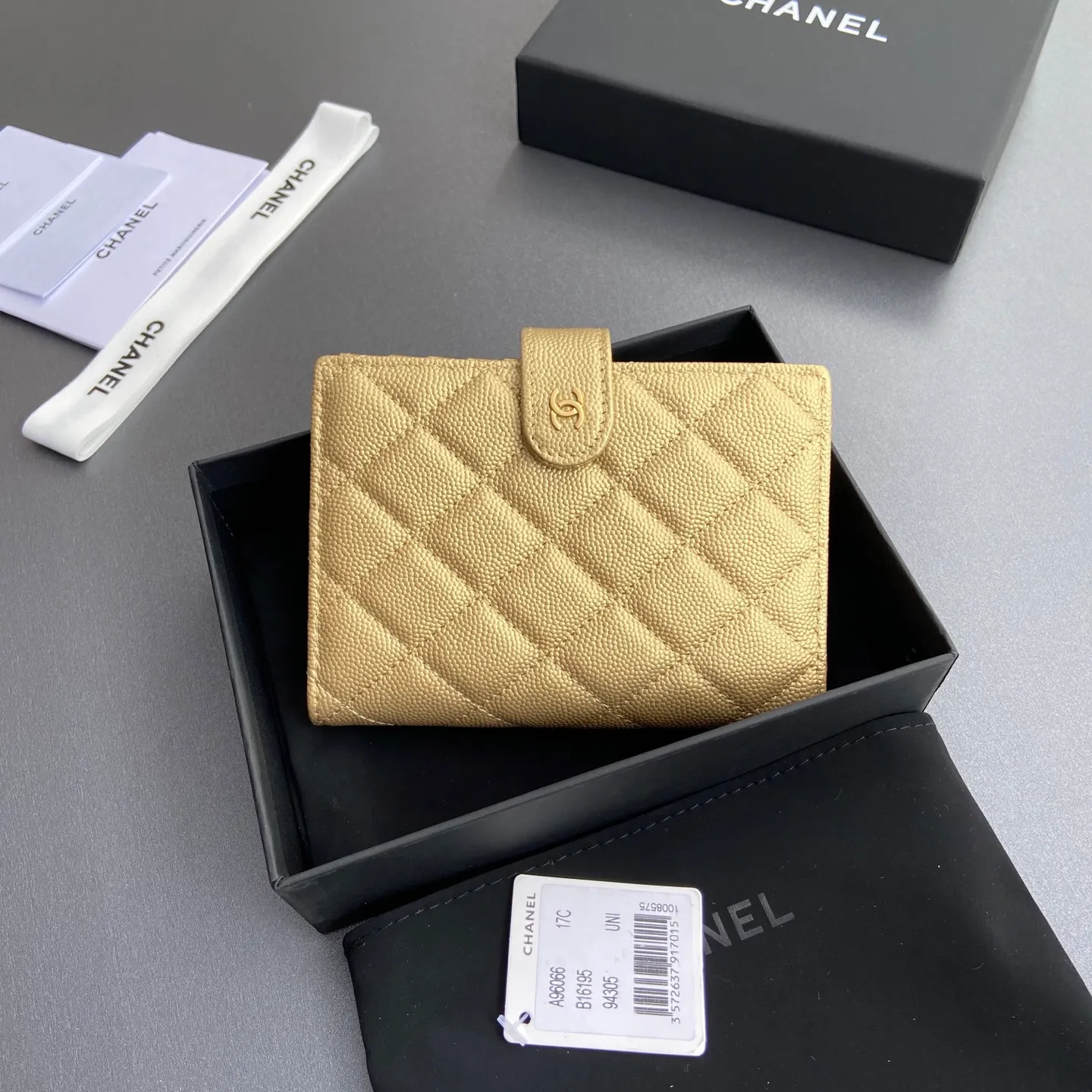 [Special grade hardware original leather] ¥440 Xiaoxiang Passport Holder Series Quilted with iconic metal logo Gold tone metal hardware, special Italian imported leather 4 card slots, 1 small zipper pocket. 1 banknote compartment, 1 passport holder card slot No.: 96066 Gold fine ball gold buckle Size: w10×h14×d2cm