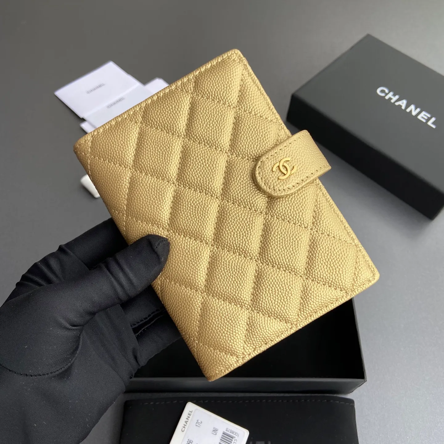 [Special grade hardware original leather] ¥440 Xiaoxiang Passport Holder Series Quilted with iconic metal logo Gold tone metal hardware, special Italian imported leather 4 card slots, 1 small zipper pocket. 1 banknote compartment, 1 passport holder card slot No.: 96066 Gold fine ball gold buckle Size: w10×h14×d2cm