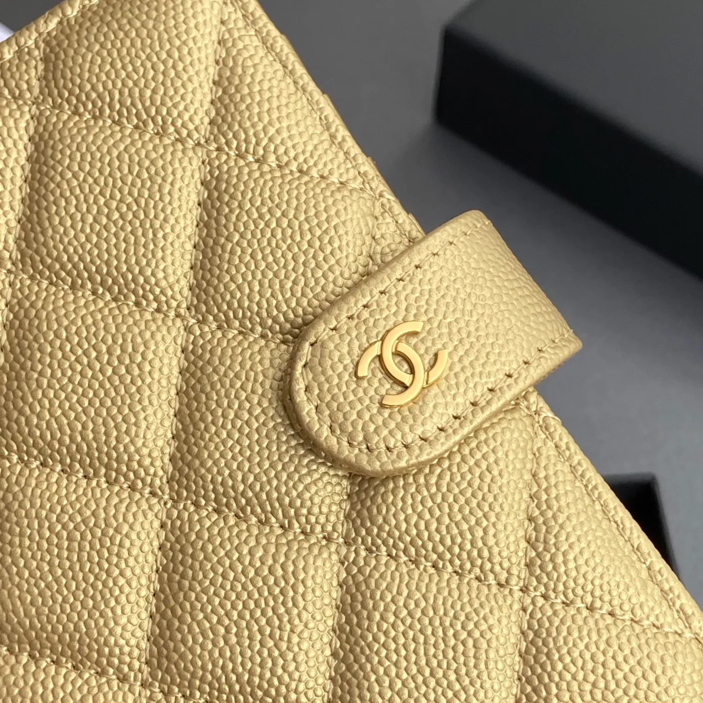 [Special grade hardware original leather] ¥440 Xiaoxiang Passport Holder Series Quilted with iconic metal logo Gold tone metal hardware, special Italian imported leather 4 card slots, 1 small zipper pocket. 1 banknote compartment, 1 passport holder card slot No.: 96066 Gold fine ball gold buckle Size: w10×h14×d2cm