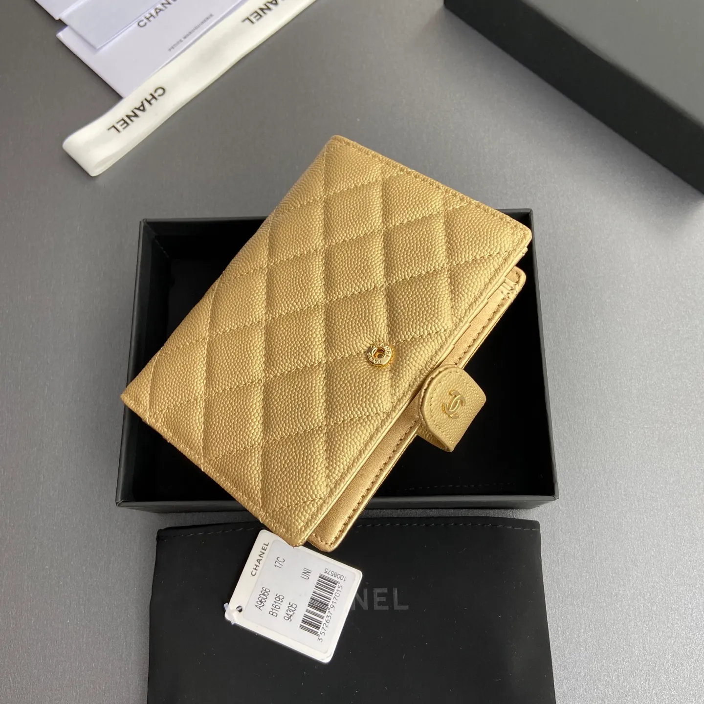 [Special grade hardware original leather] ¥440 Xiaoxiang Passport Holder Series Quilted with iconic metal logo Gold tone metal hardware, special Italian imported leather 4 card slots, 1 small zipper pocket. 1 banknote compartment, 1 passport holder card slot No.: 96066 Gold fine ball gold buckle Size: w10×h14×d2cm
