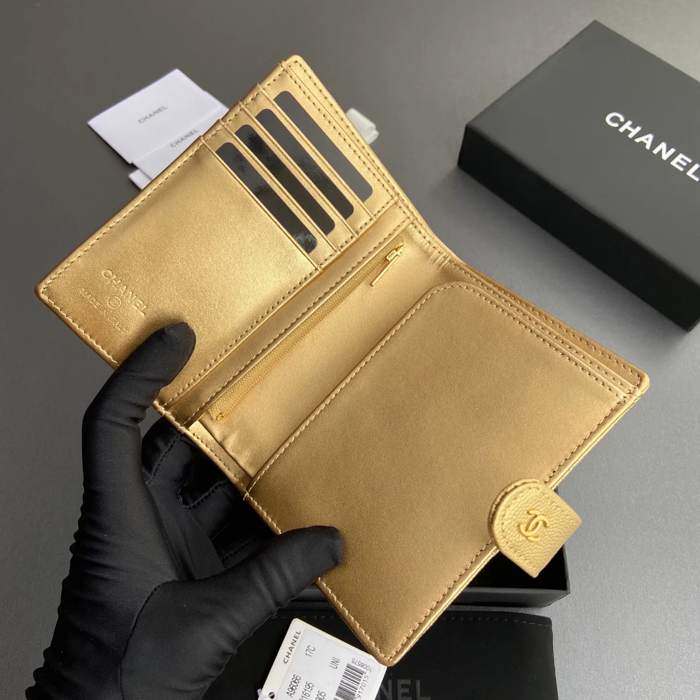 [Special grade hardware original leather] ¥440 Xiaoxiang Passport Holder Series Quilted with iconic metal logo Gold tone metal hardware, special Italian imported leather 4 card slots, 1 small zipper pocket. 1 banknote compartment, 1 passport holder card slot No.: 96066 Gold fine ball gold buckle Size: w10×h14×d2cm