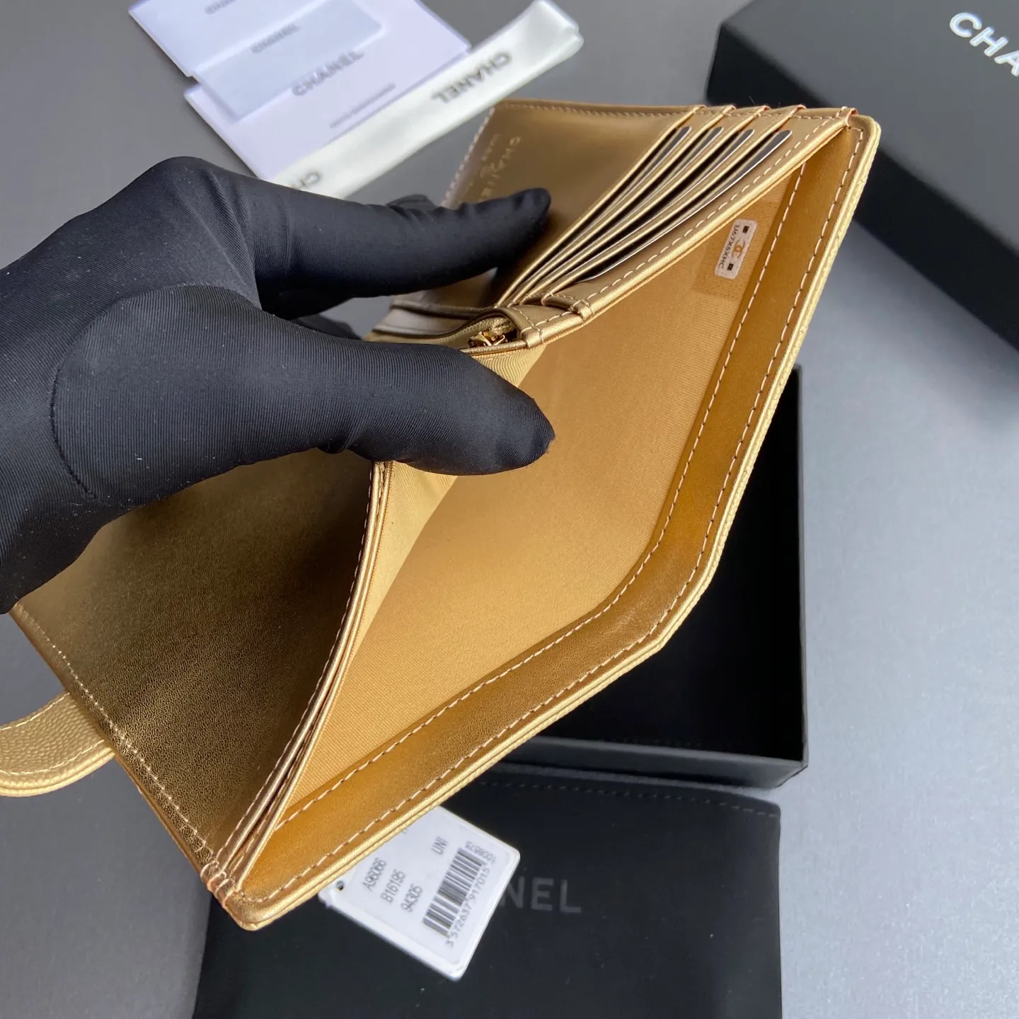 [Special grade hardware original leather] ¥440 Xiaoxiang Passport Holder Series Quilted with iconic metal logo Gold tone metal hardware, special Italian imported leather 4 card slots, 1 small zipper pocket. 1 banknote compartment, 1 passport holder card slot No.: 96066 Gold fine ball gold buckle Size: w10×h14×d2cm