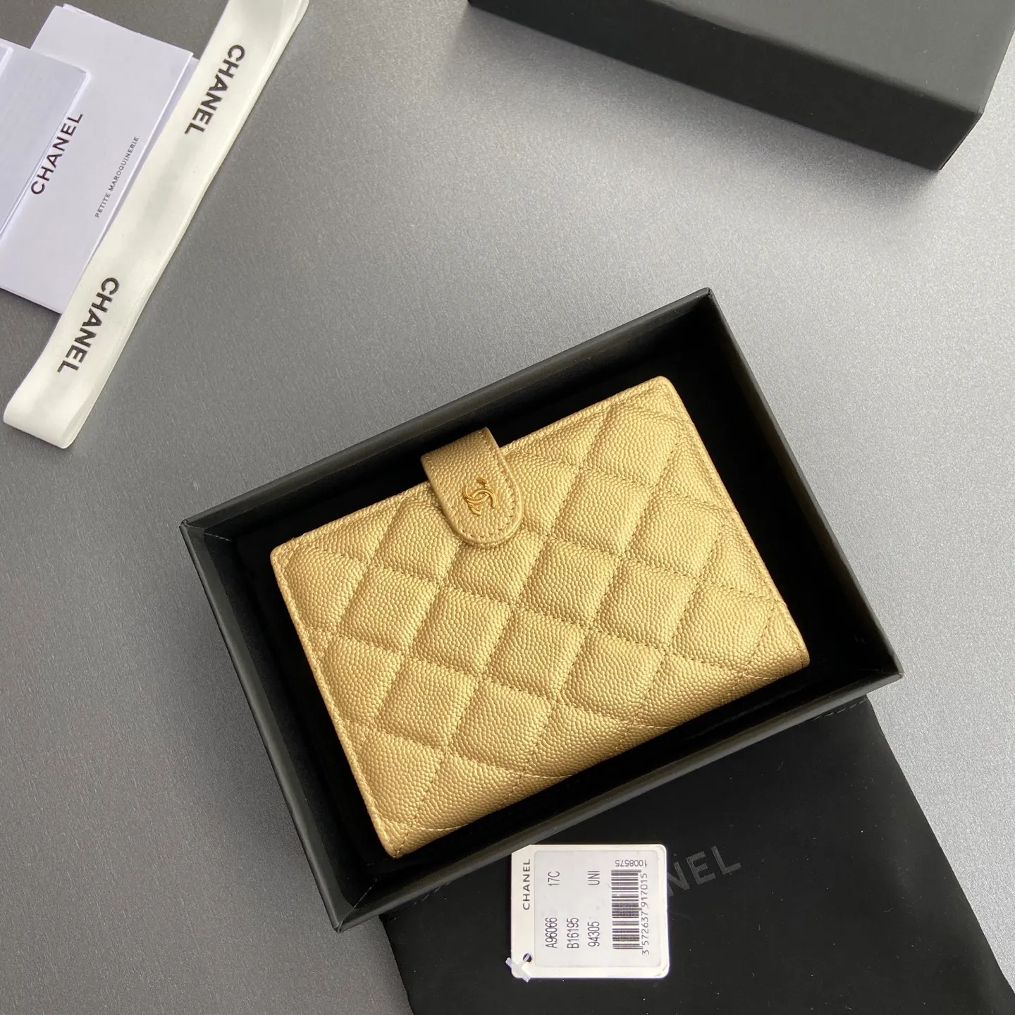 [Special grade hardware original leather] ¥440 Xiaoxiang Passport Holder Series Quilted with iconic metal logo Gold tone metal hardware, special Italian imported leather 4 card slots, 1 small zipper pocket. 1 banknote compartment, 1 passport holder card slot No.: 96066 Gold fine ball gold buckle Size: w10×h14×d2cm