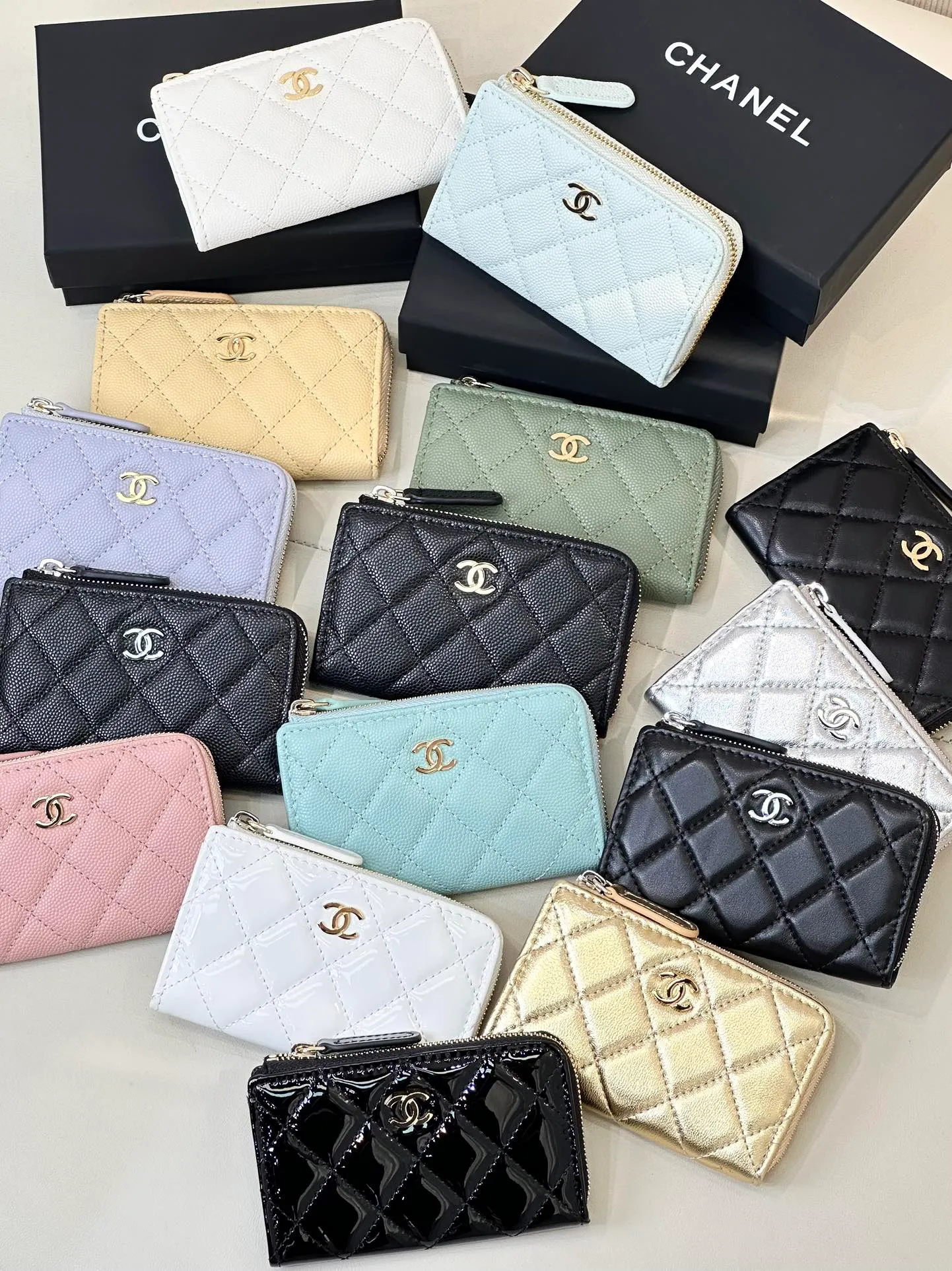 0221 There are hundreds of CHANE* classic coin purses in stock, trading company orders. The remaining quantities are shipped in large quantities. The stock quantity is limited on a first-come, first-served basis. I have to say that this kind of coin purse is so rare. Whether it is an external street shooting model or an Internet celebrity, they all like to carry a small bag with a concave shape, making the whole person appear delicate and well-behaved.  There are three materials in total, sheepskin/caviar leather/patent leather! Everyone chooses according to their own preferences! There are also many colors, including classic black and white, and macaron colors that have become popular in the past two years. Each color is truly fresh and everlasting! You can place coins, cards and other items inside. Even if you don't put it in your bag, you can easily stuff it into your pocket. It's easy to take in and out, and it also has great appearance! Size: 12-7cm