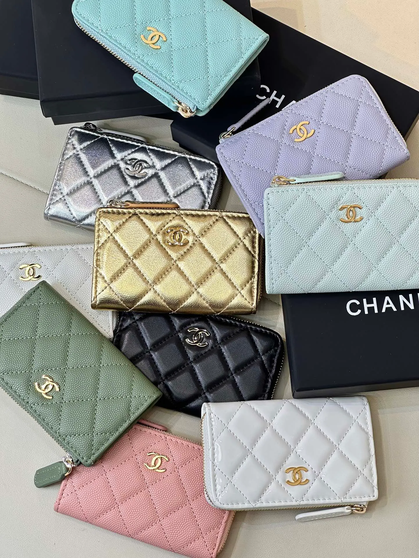 0221 There are hundreds of CHANE* classic coin purses in stock, trading company orders. The remaining quantities are shipped in large quantities. The stock quantity is limited on a first-come, first-served basis. I have to say that this kind of coin purse is so rare. Whether it is an external street shooting model or an Internet celebrity, they all like to carry a small bag with a concave shape, making the whole person appear delicate and well-behaved.  There are three materials in total, sheepskin/caviar leather/patent leather! Everyone chooses according to their own preferences! There are also many colors, including classic black and white, and macaron colors that have become popular in the past two years. Each color is truly fresh and everlasting! You can place coins, cards and other items inside. Even if you don't put it in your bag, you can easily stuff it into your pocket. It's easy to take in and out, and it also has great appearance! Size: 12-7cm