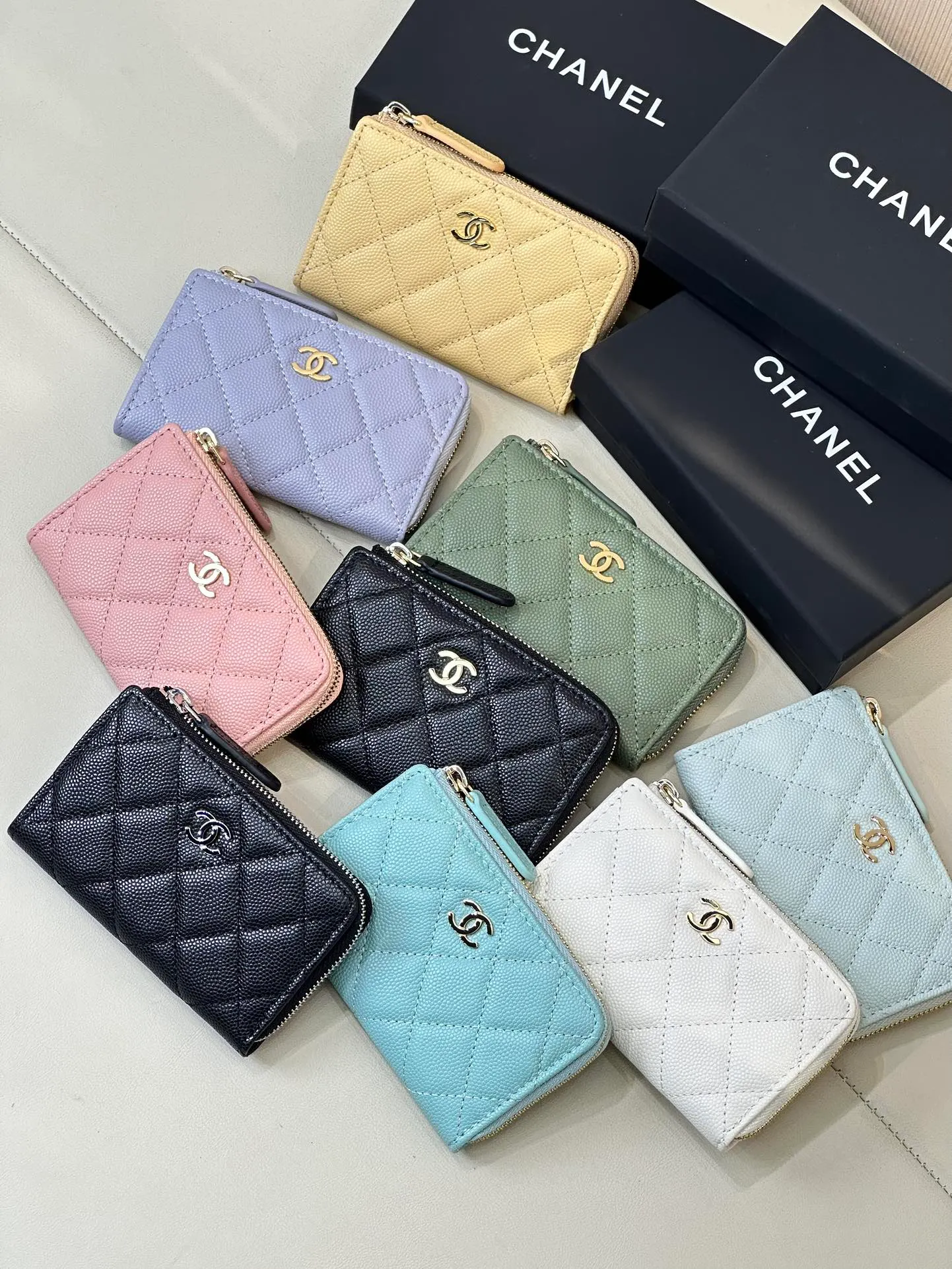 0221 There are hundreds of CHANE* classic coin purses in stock, trading company orders. The remaining quantities are shipped in large quantities. The stock quantity is limited on a first-come, first-served basis. I have to say that this kind of coin purse is so rare. Whether it is an external street shooting model or an Internet celebrity, they all like to carry a small bag with a concave shape, making the whole person appear delicate and well-behaved.  There are three materials in total, sheepskin/caviar leather/patent leather! Everyone chooses according to their own preferences! There are also many colors, including classic black and white, and macaron colors that have become popular in the past two years. Each color is truly fresh and everlasting! You can place coins, cards and other items inside. Even if you don't put it in your bag, you can easily stuff it into your pocket. It's easy to take in and out, and it also has great appearance! Size: 12-7cm